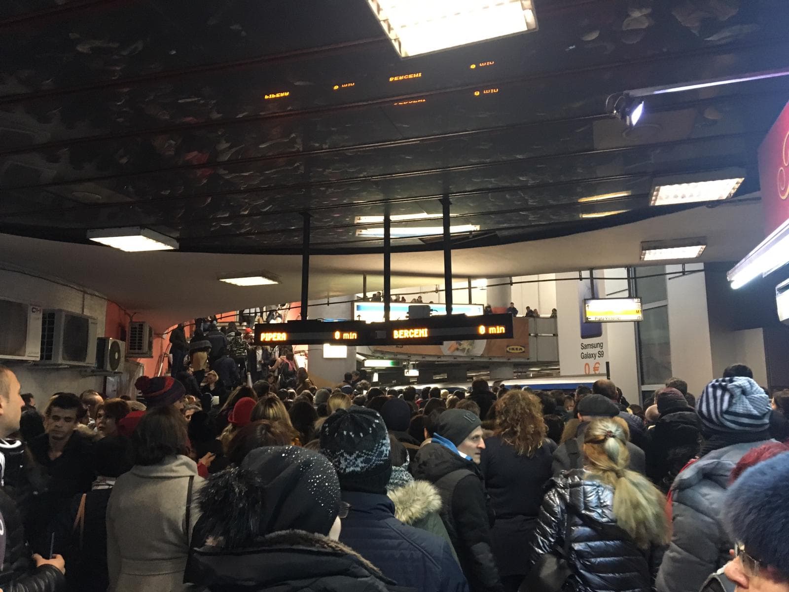 FOTO&VIDEO/ Haos la metrou, în Ajun de Moș Nicolae. Stația Piața Victoriei, blocată de numărul mare de călători