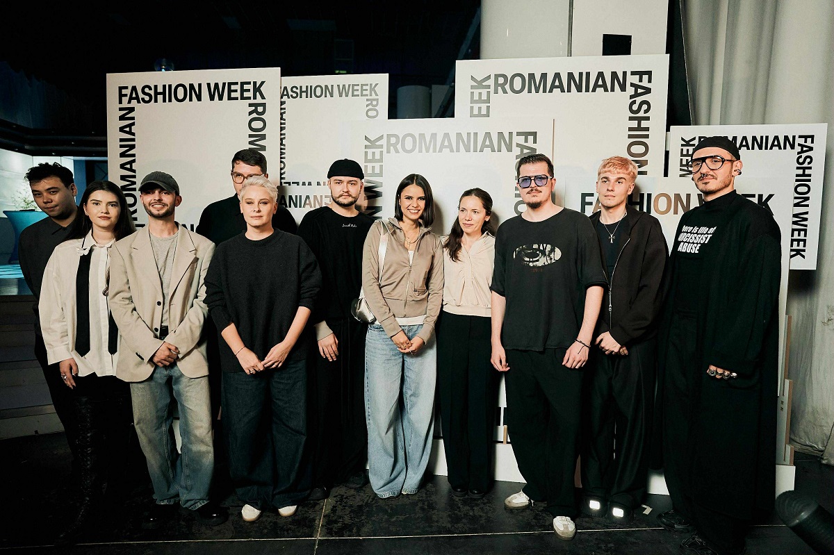 Mirabela Grădinaru, apariție elegantă la Romanian Fashion Week Bucharest 2025. Cât costă bluza purtată la eveniment de partenera lui Nicușor Dan