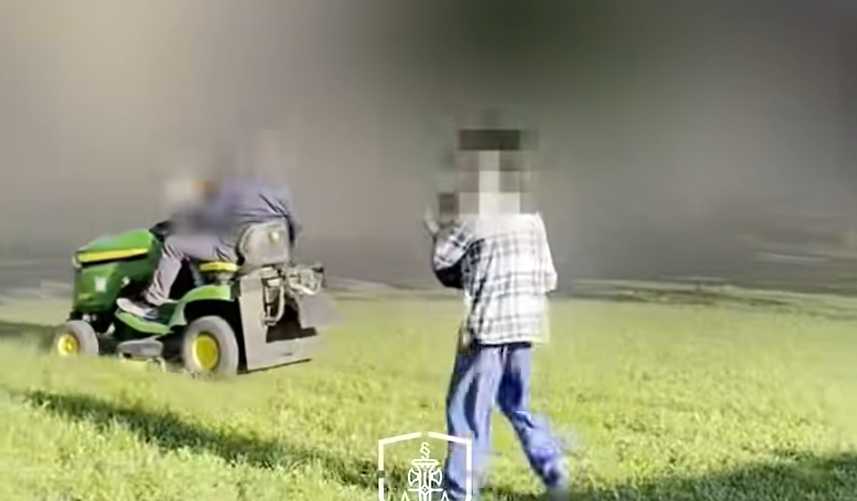 Láncfűrésszel kergette meg egy egri férfi a szomszédját, aki fűnyíró traktorral menekült előle – videó