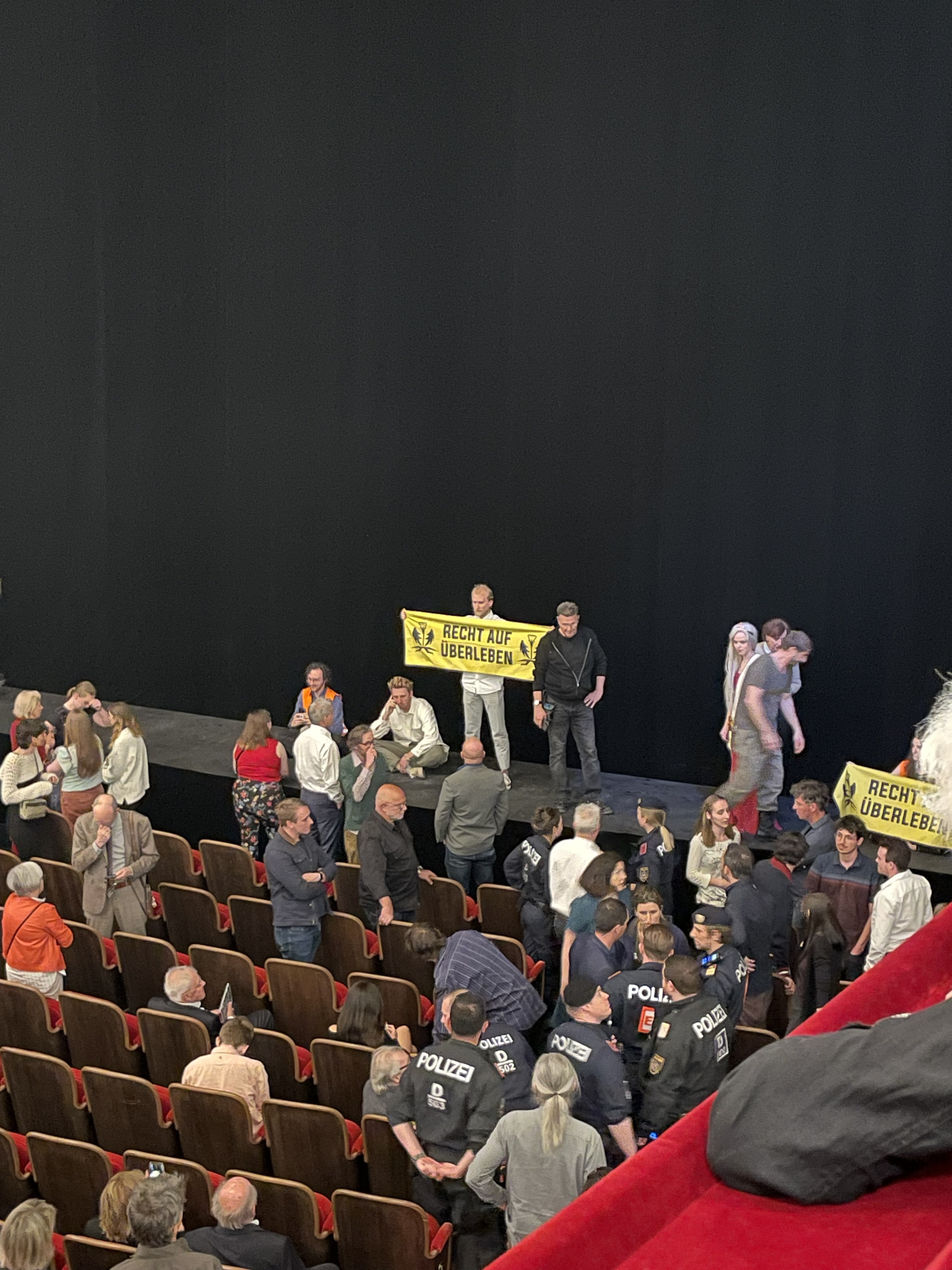 Activiștii pentru climă au intrat în teatrul vienez Burgtheater, în mijlocul piesei Faust de Goethe: „Pentru dreptul la supraviețuire!” | VIDEO