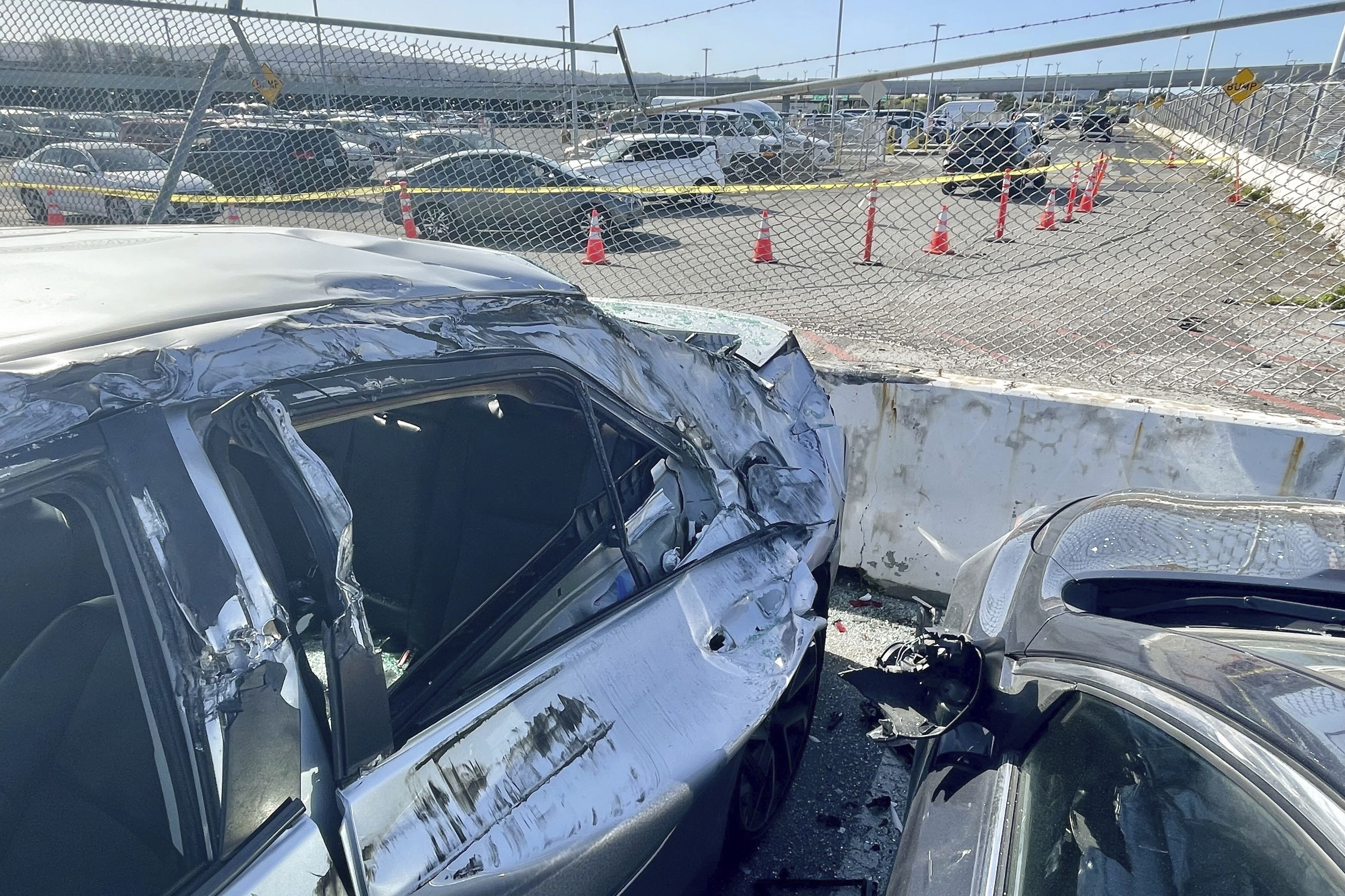 Un avion Boeing 777, cu 249 de persoane la bord, a aterizat de urgenţă la Los Angeles, după ce a pierdut o anvelopă la decolare