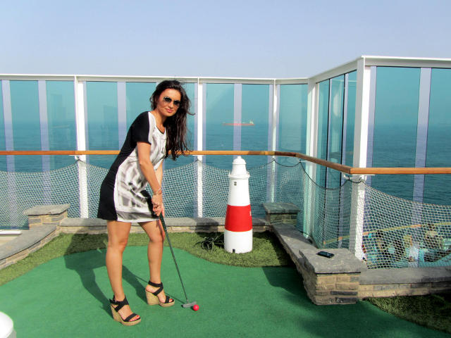 Fete goale pe terenul de golf. Fosta soţie a unui component al Generaţiei de Aur, în TOP / GALERIE FOTO 
