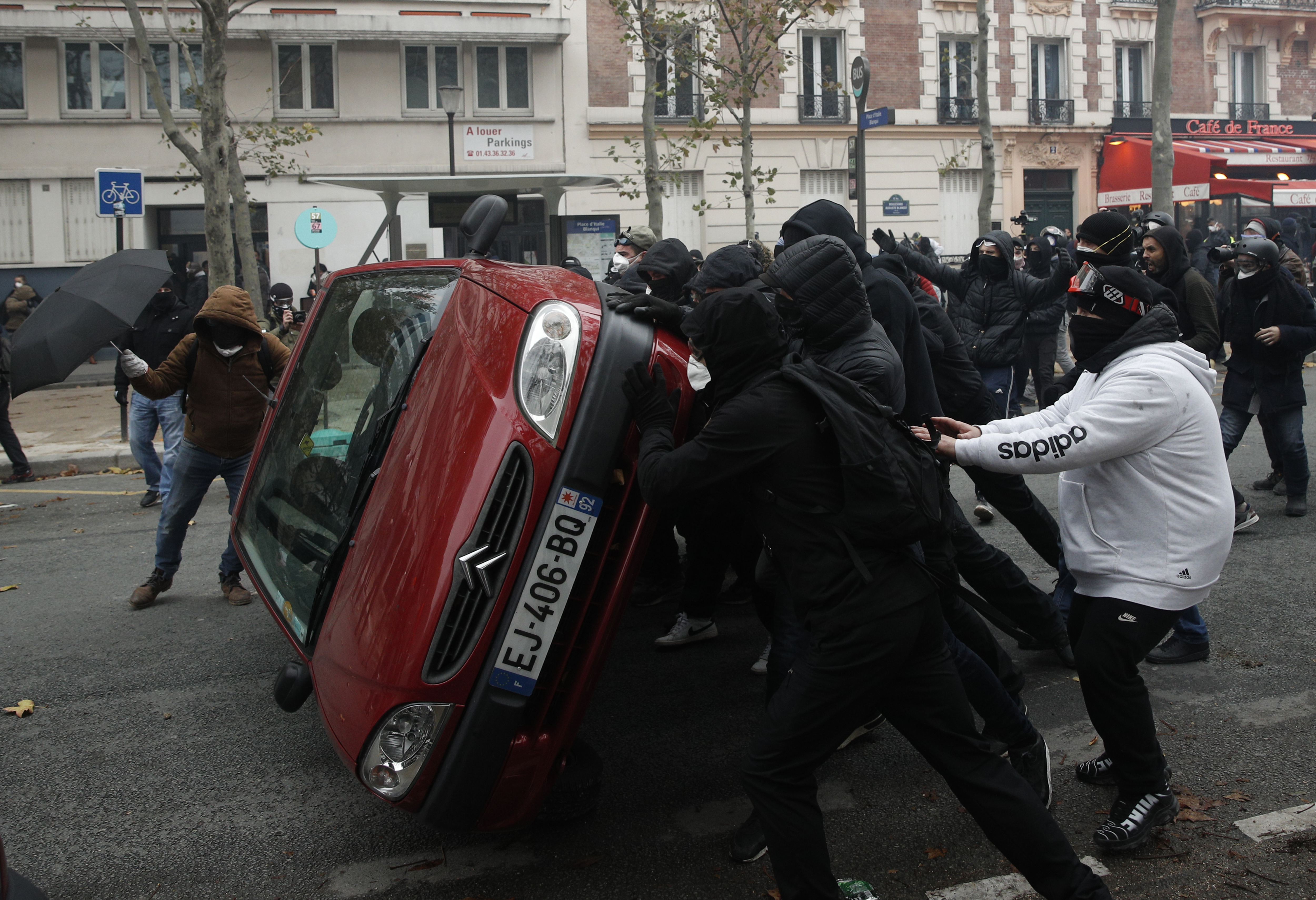 UPDATE | Noi violențe la Paris, la aniversarea unui an de la protestele „Vestelor Galbene”. Polițiștii au folosit gaze lacrimogene și au reținut peste 100 de persoane