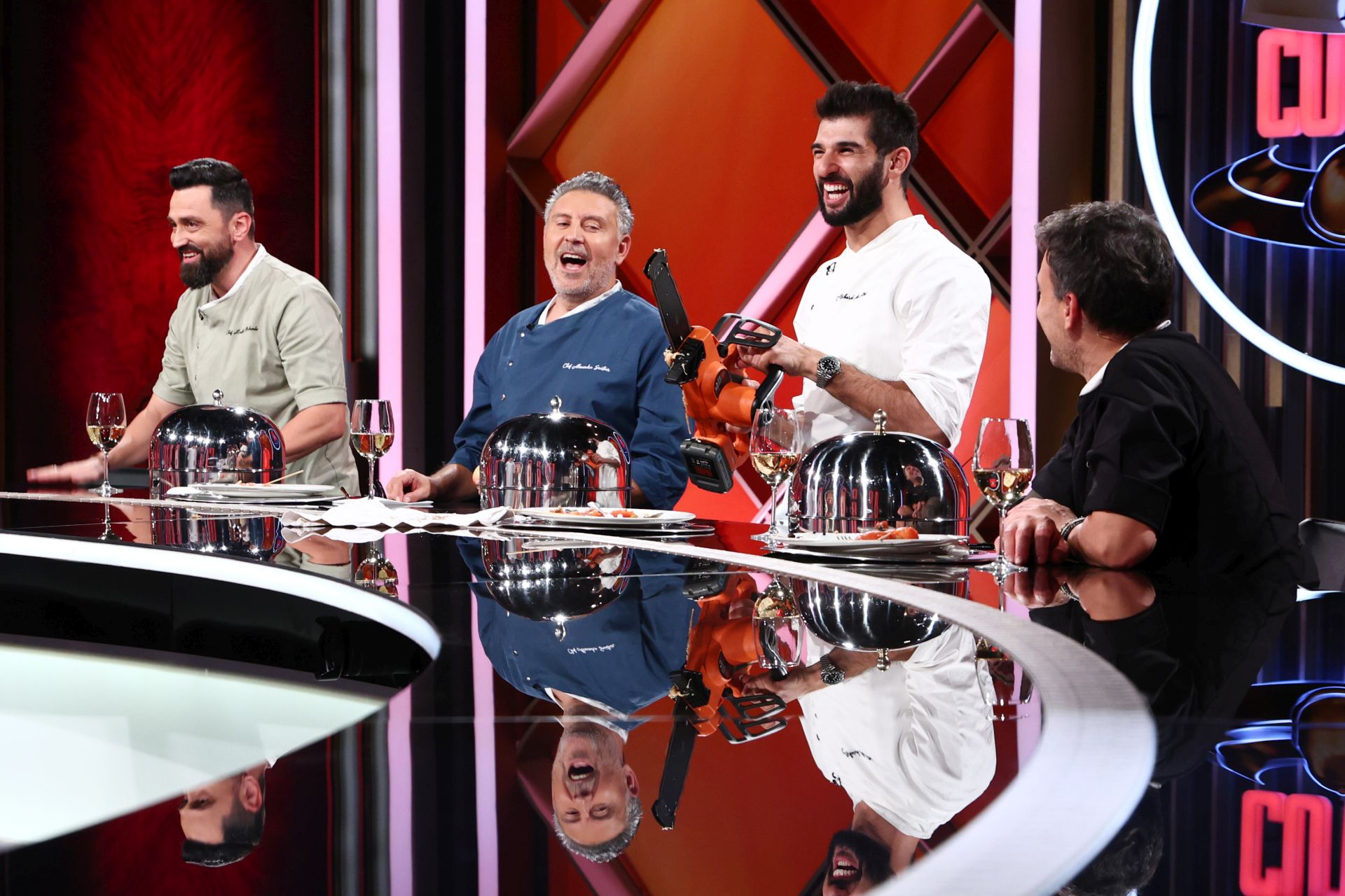 Tensiuni între jurații de la „Chefi la cuțite”. Concurenții-surpriză în show-ul culinar de la Antena 1
