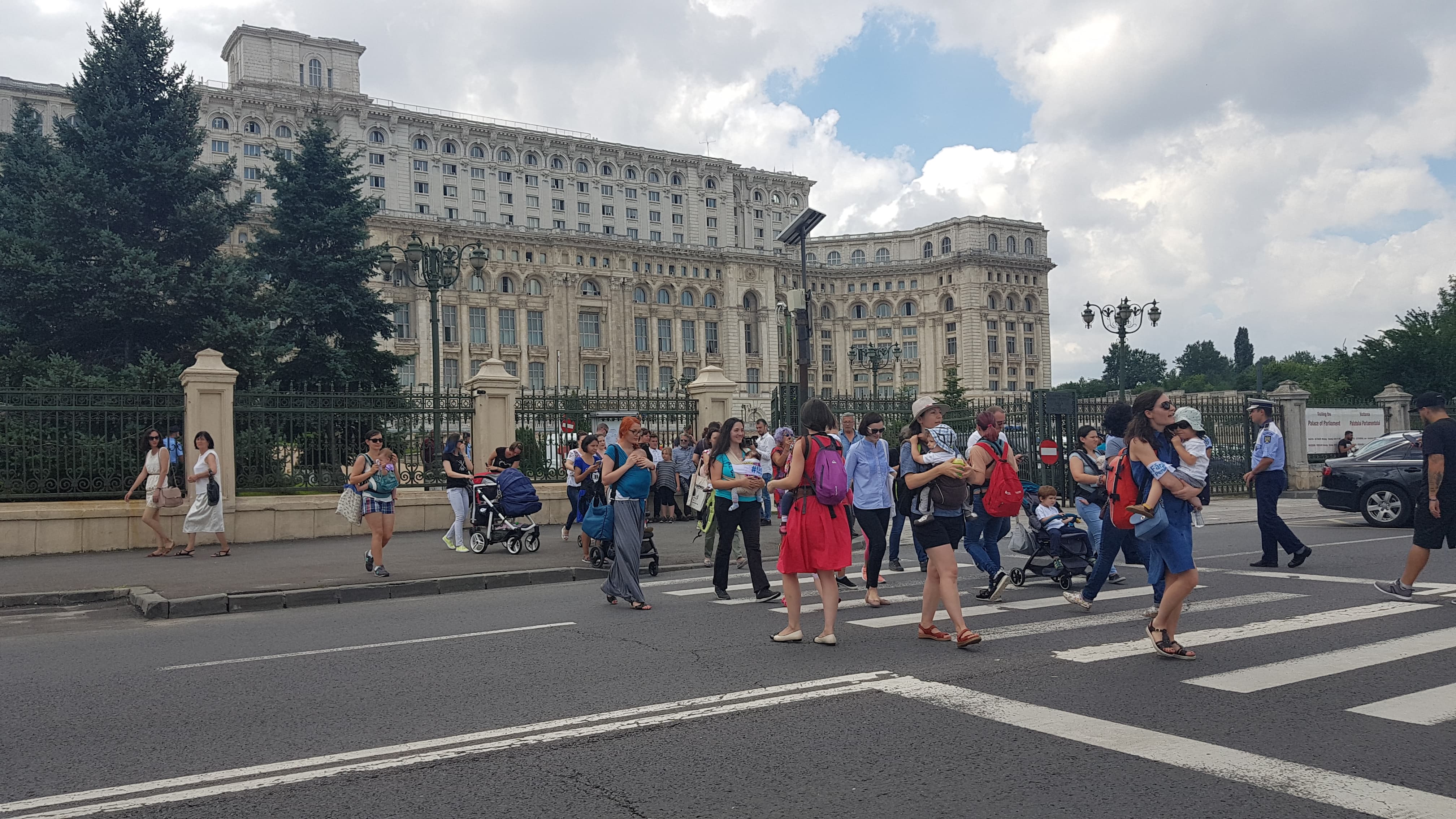 FOTO&VIDEO/ Protest al mamelor la Palatul Parlamentului. Au traversat încontinuu pe o trecere de pietoni din zona Parcului Izvor