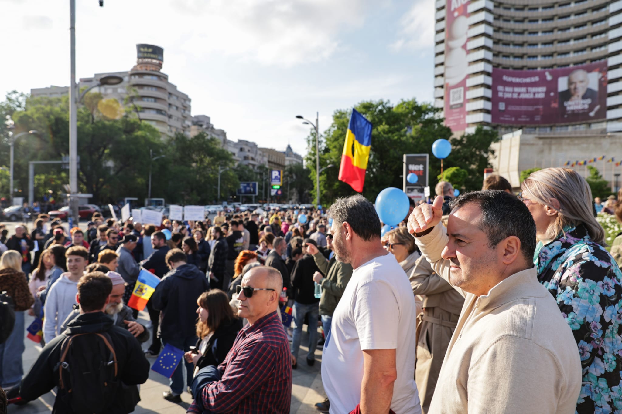 Miting pro Europa în București de Ziua Europei pentru susținerea apartenenţei la UE. Lumea a cântat „Imnul golanilor” și „Insieme”. Câți oameni au fost