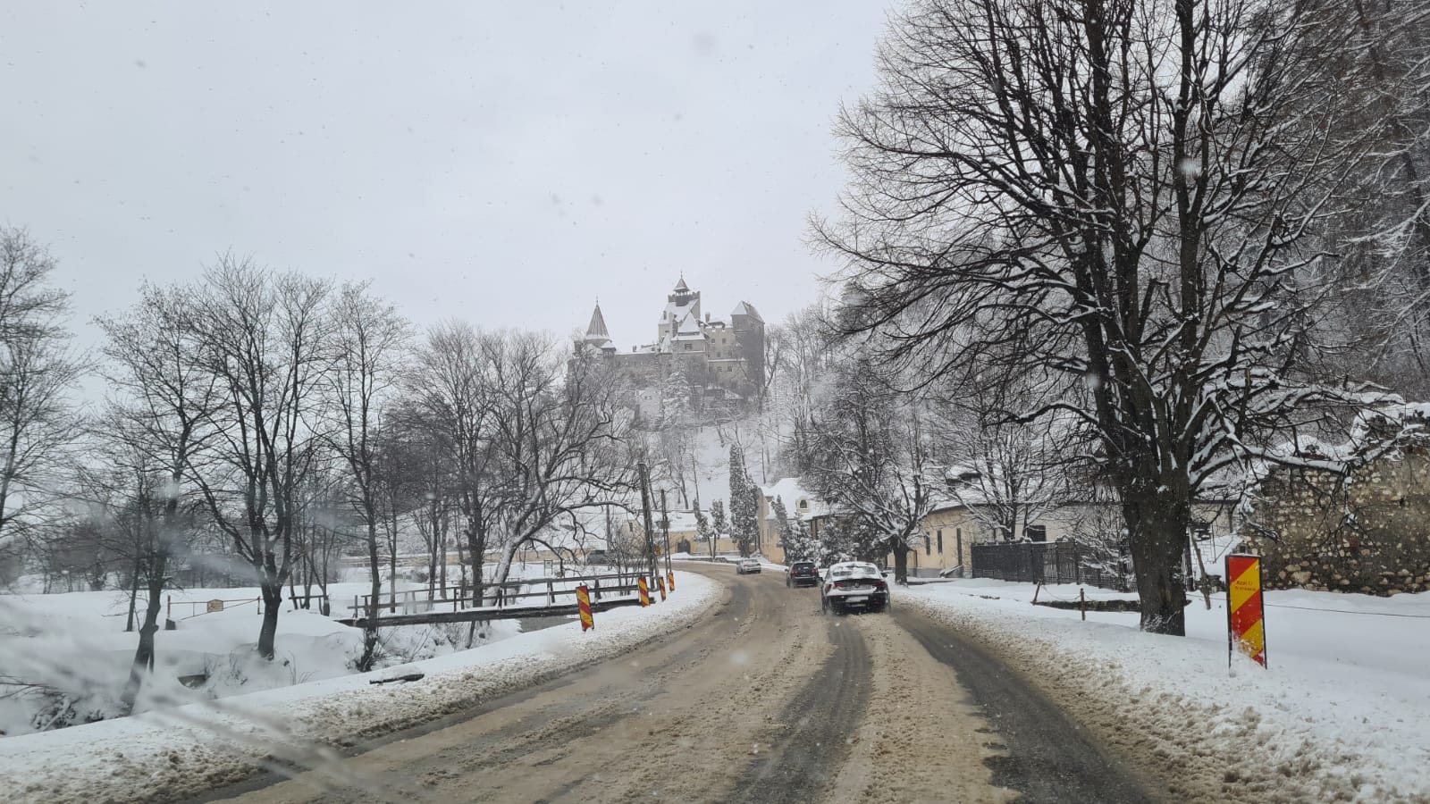 Ninsori abundente în Brașov, în aprilie. Mai multe mașini au rămas blocate din cauza zăpezii