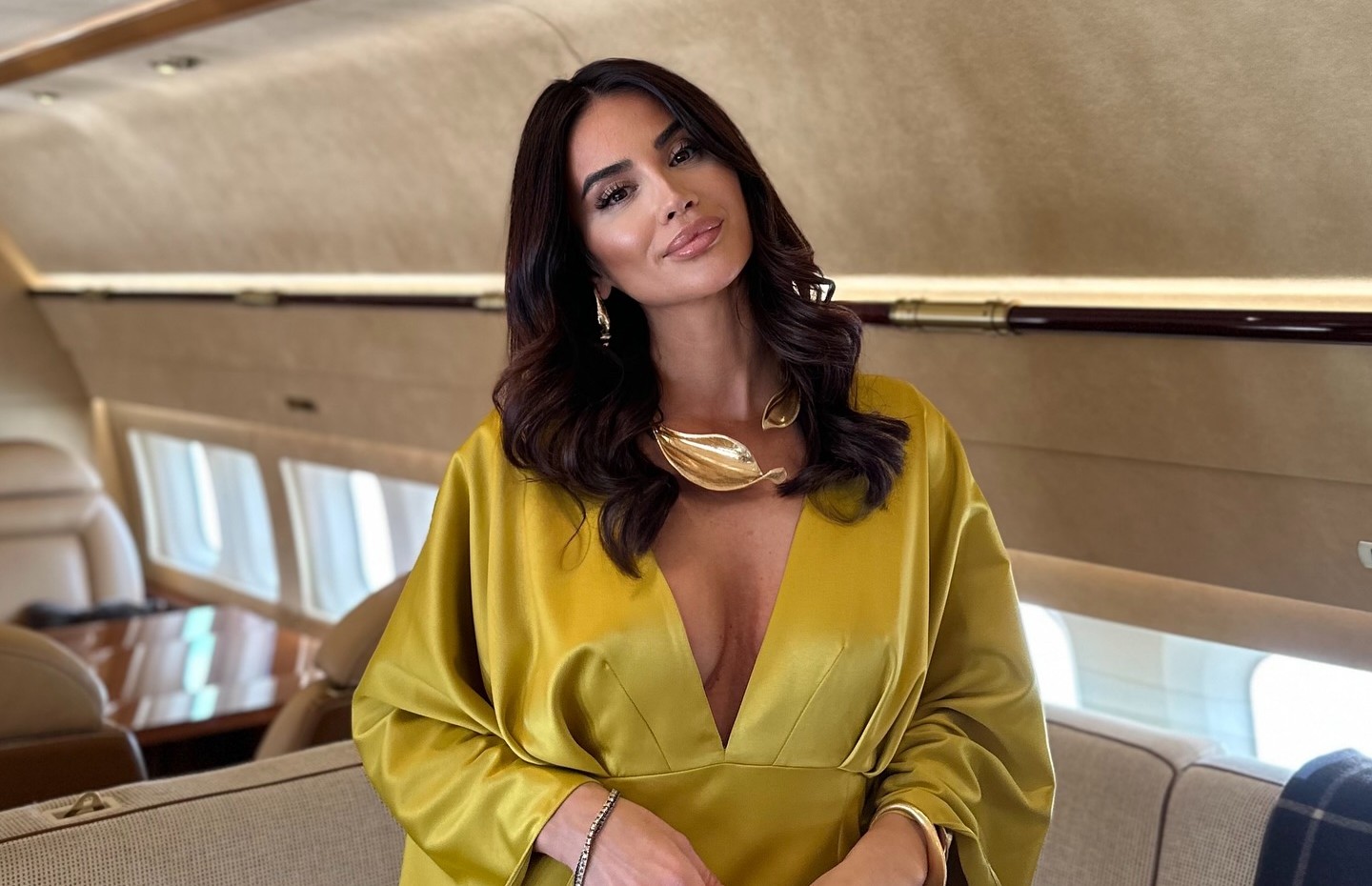 Cum a apărut Geanina Ilieș la liceul unde băiatul ei a dat Bacalaureatul. Îmbrăcată în galben și cu geanta Louis Vuitton pe umăr, vedeta a avut emoții