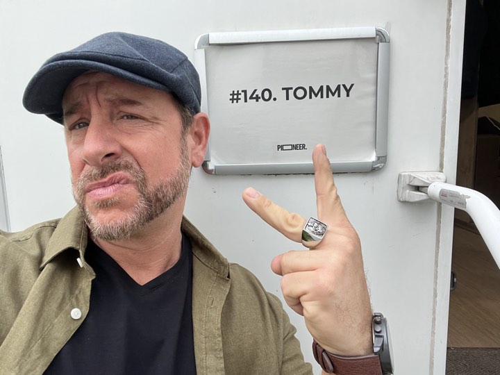 Ilyen csak a moziban van: ablakot tisztít, közben nemzetközi produkciókban játszik Simor Olivér