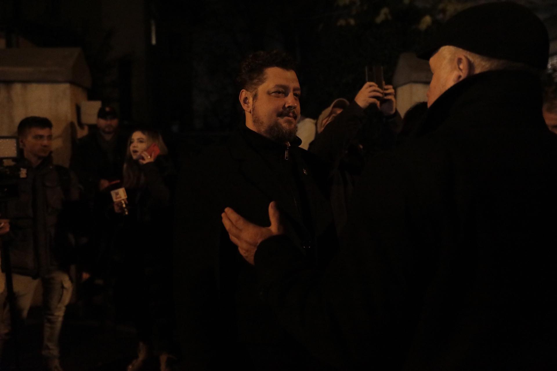 Protest AUR la ambasada Austriei din București. George Simion și simpatizanții săi, scandări împotriva politicienilor din coaliție