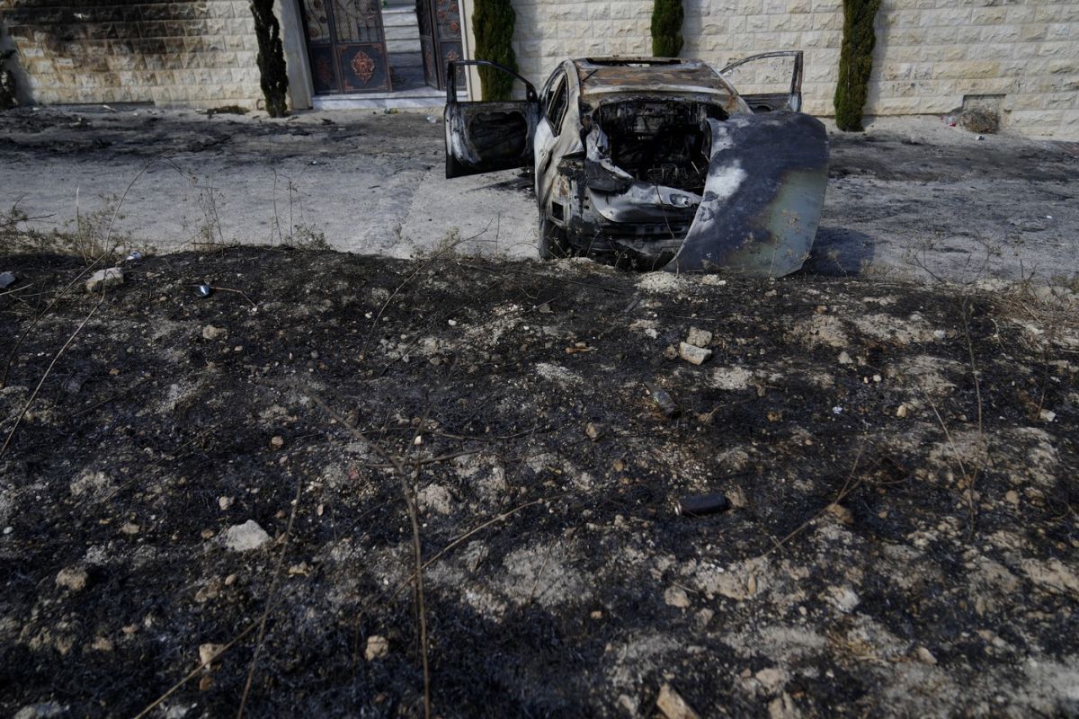 Case și mașini dintr-un sat de palestinieni din Cisiordania, incendiate de coloniștii israelieni