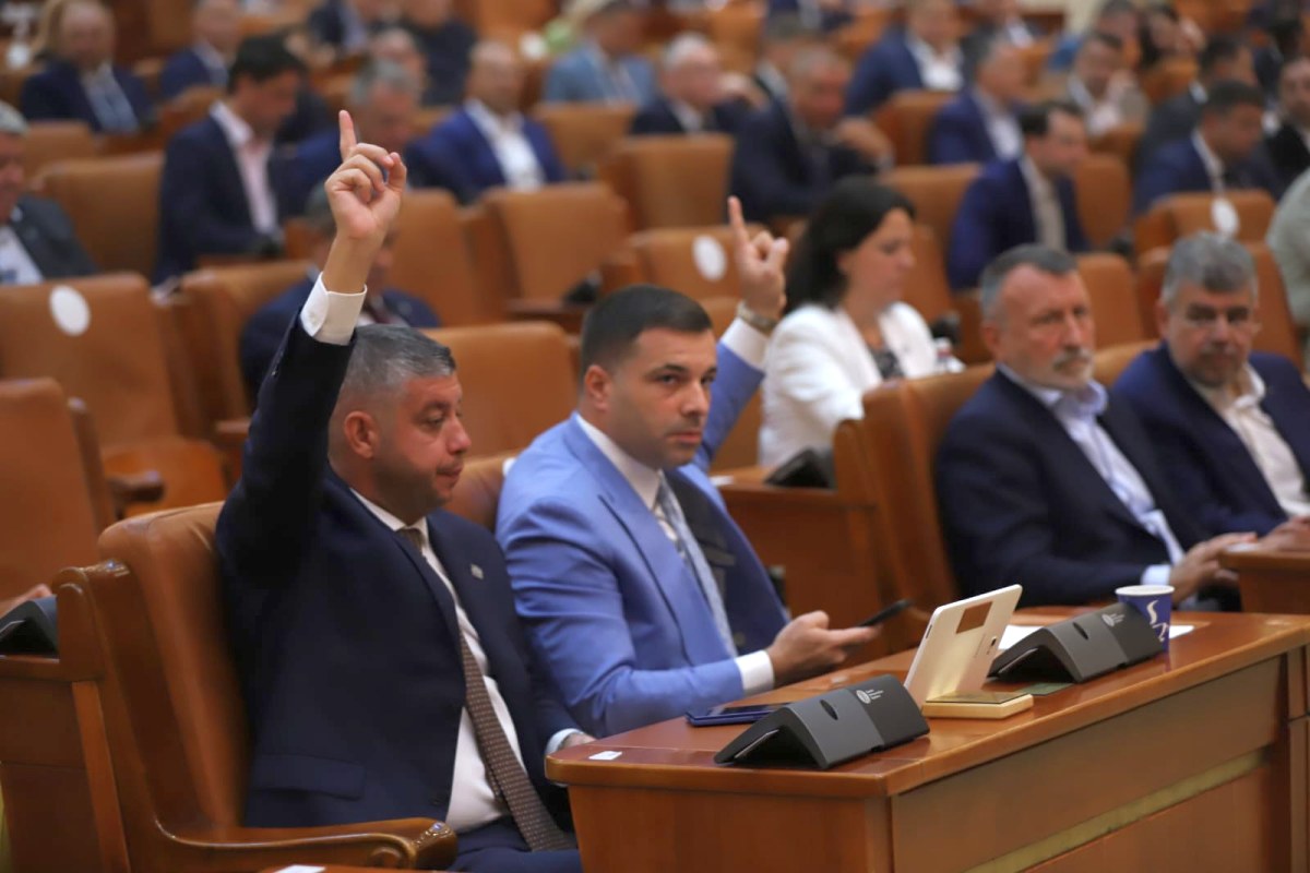 Toate cele patru moțiuni de cenzură depuse împotriva Guvernului Bolojan au fost respinse în Parlament. Ce urmează