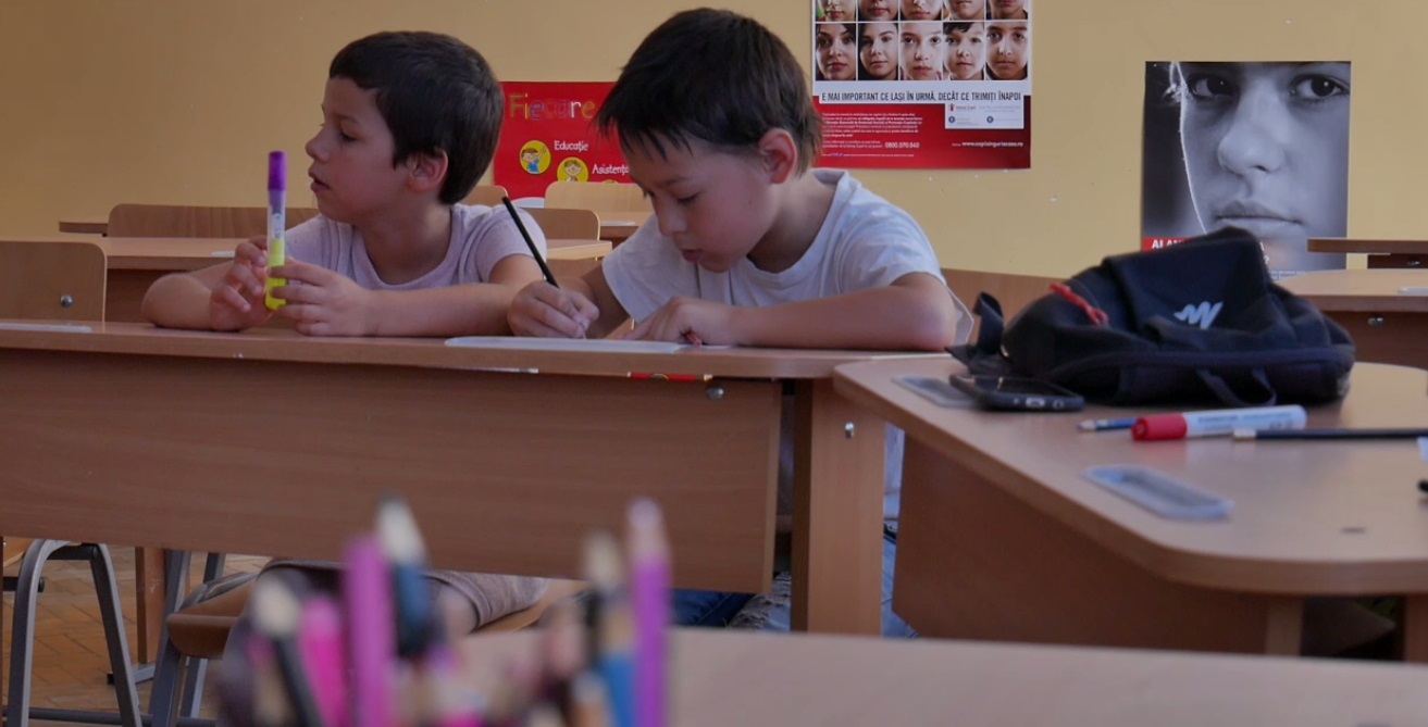 VIDEO/ Singuri acasă, împreună la centrele “Salvați Copiii”. Părinții, înlocuiți de psihologi și asistenți sociali