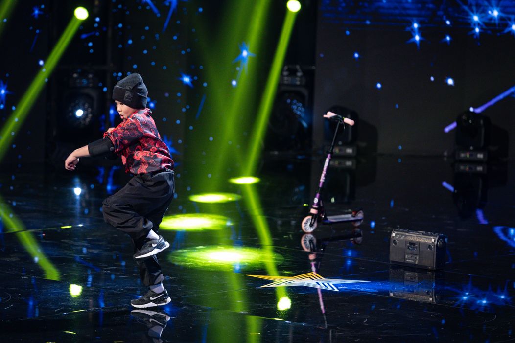 Bboy Nana, puștiul-fenomen de la „Românii au talent”, sezon 14. Mihai Bobonete i-a dat Golden Buzz: „Sunt șocat de-a dreptul! Tu ai văzut ce a făcut băiatul ăsta?”