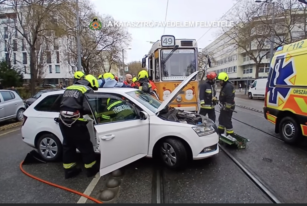 Villamos és autó ütközött Újbudán – videó