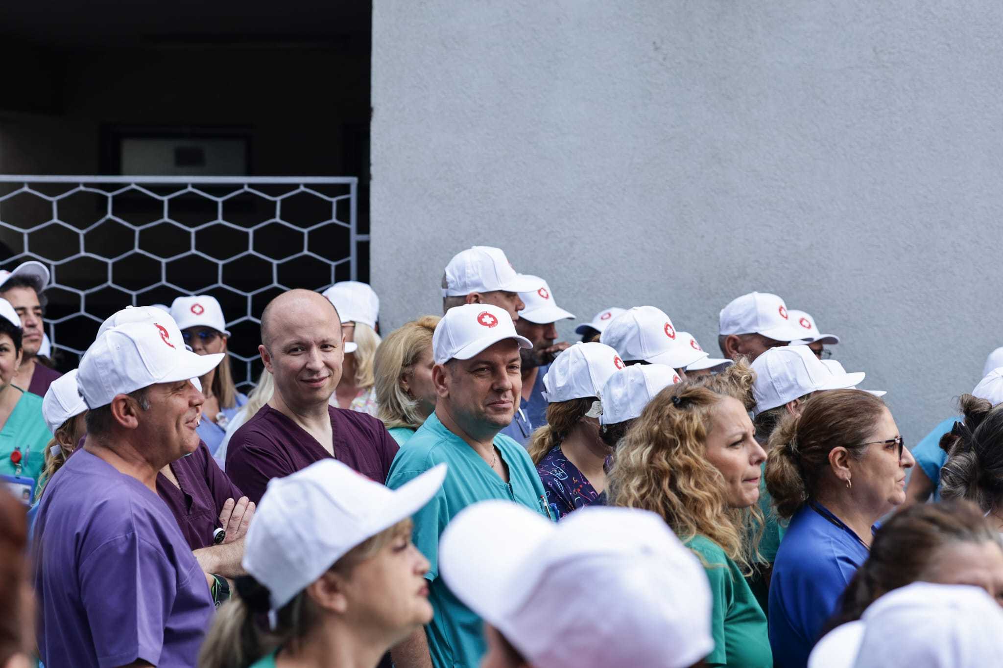 Grevă de avertisment organizată de Sanitas. Noua lege a salarizării propusă de Guvernul Bolojan, sursa nemulțumirilor: „Sporul pentru turele de noapte este o bătaie de joc”