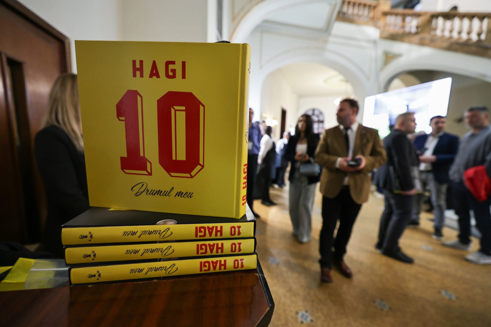 Gheorghe Hagi și-a lansat autobiografia, „Hagi - Drumul meu”. Legendele fotbalului românesc au stat la coadă pentru a obține un exemplar cu autograf