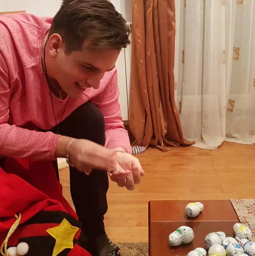 Imagini din apartamentul în care locuiește Manuela Hărăbor cu Andrei, fiul ei de 33 de ani. Pereții sufrageriei sunt acoperiți de icoane