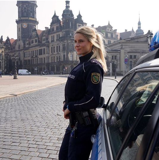 E cea mai frumoasă polițistă din Germania. Ce ultimatum a primit din partea șefilor ei | FOTO