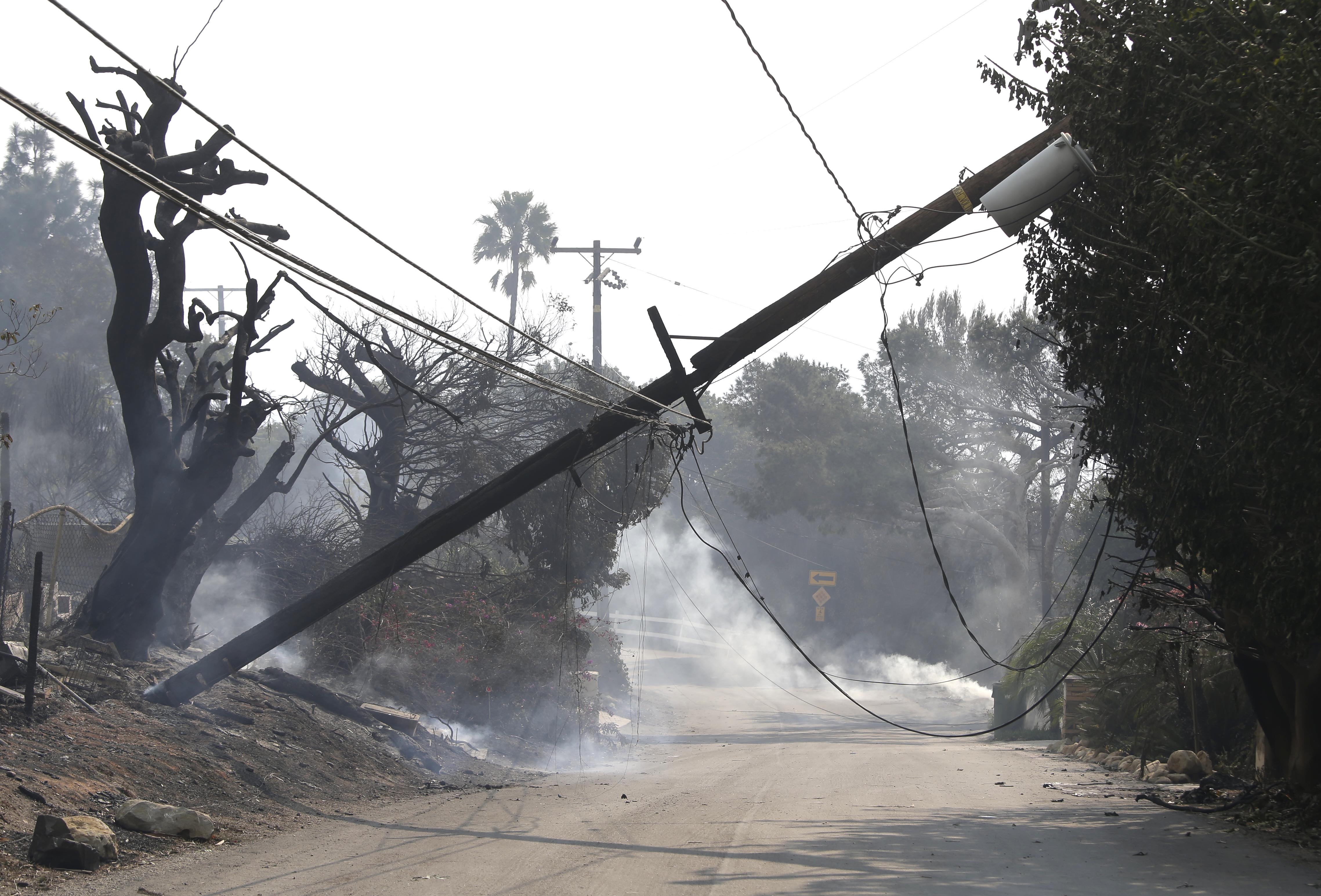 Cele mai devastatoare incendii din istoria Californiei. Peste 30 de morți și sute de persoane date dispărute