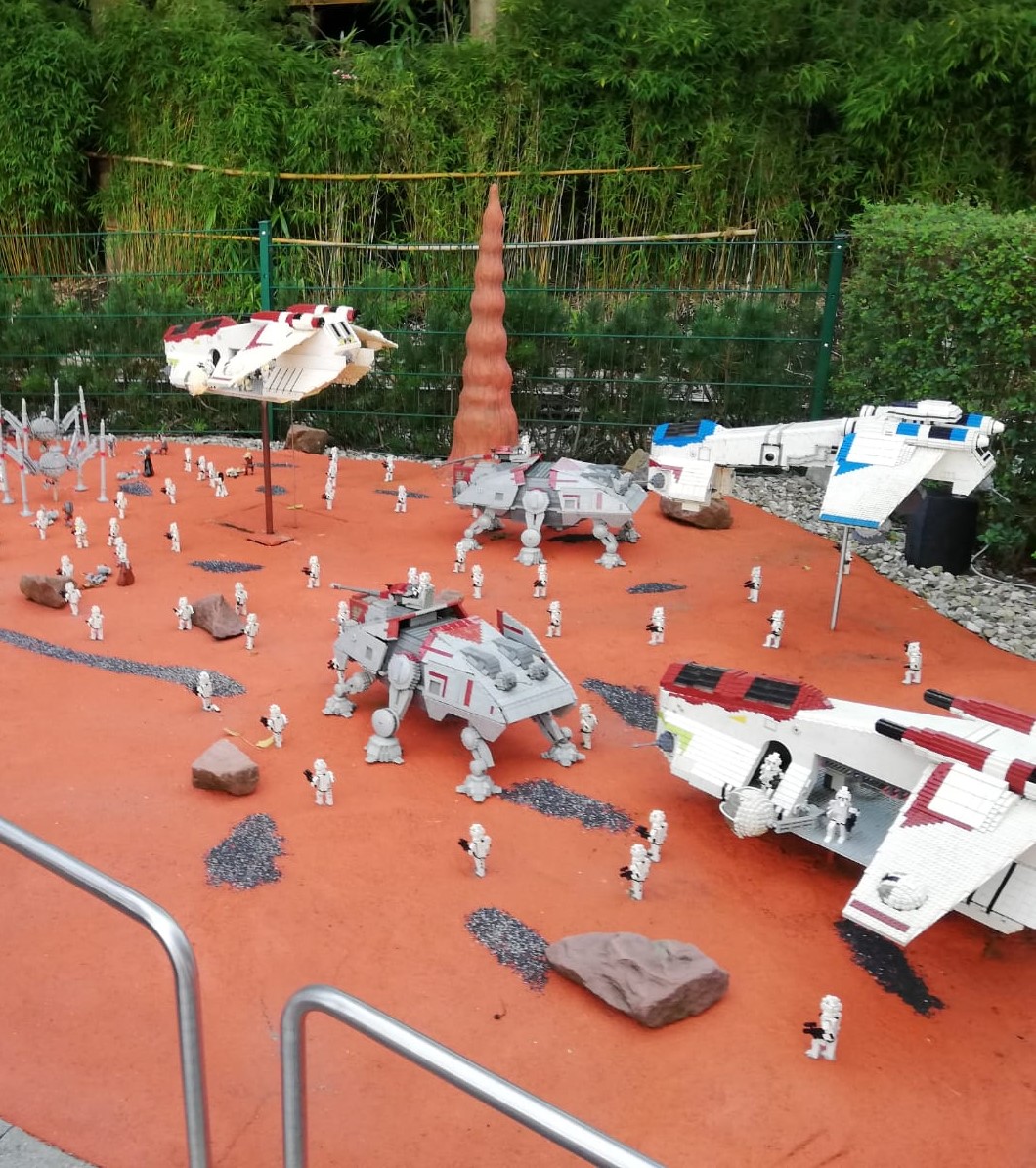 Cât te costă să-ți duci copilul la Legoland și la Castelul Frumoasei Adormite din lumea Disney?