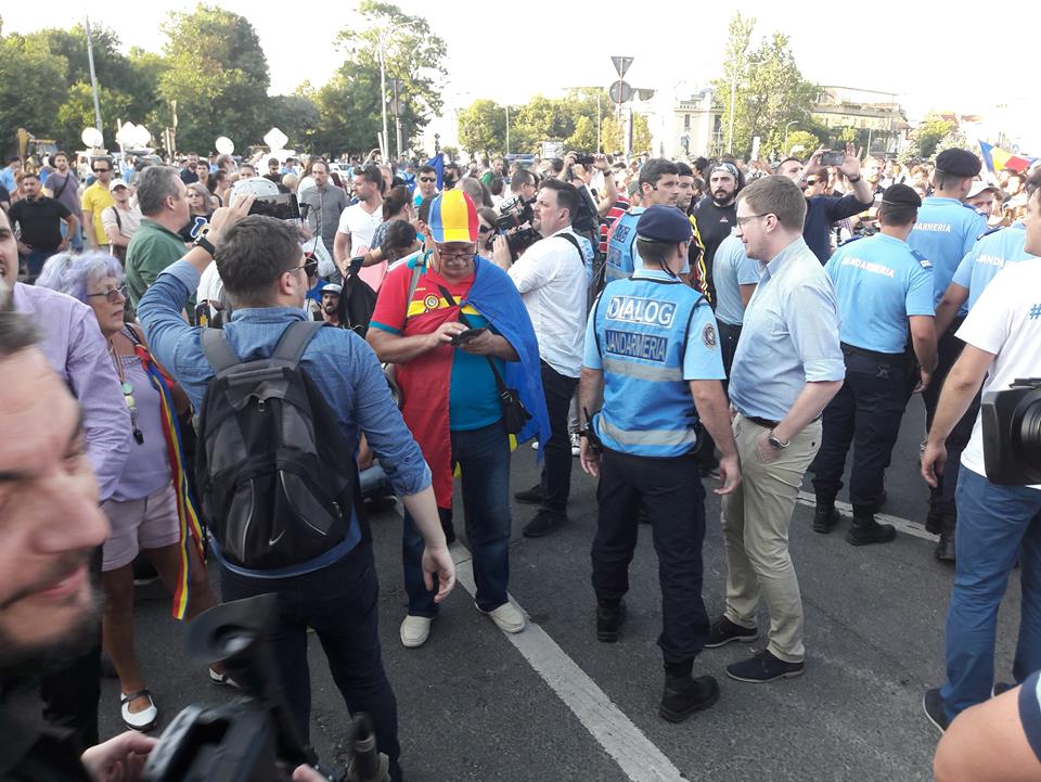 UPDATE. Protest în Piața Victoriei față de adoptarea CPP. Oameni amendați și îmbrânceli cu jandarmii (Foto&Video)
