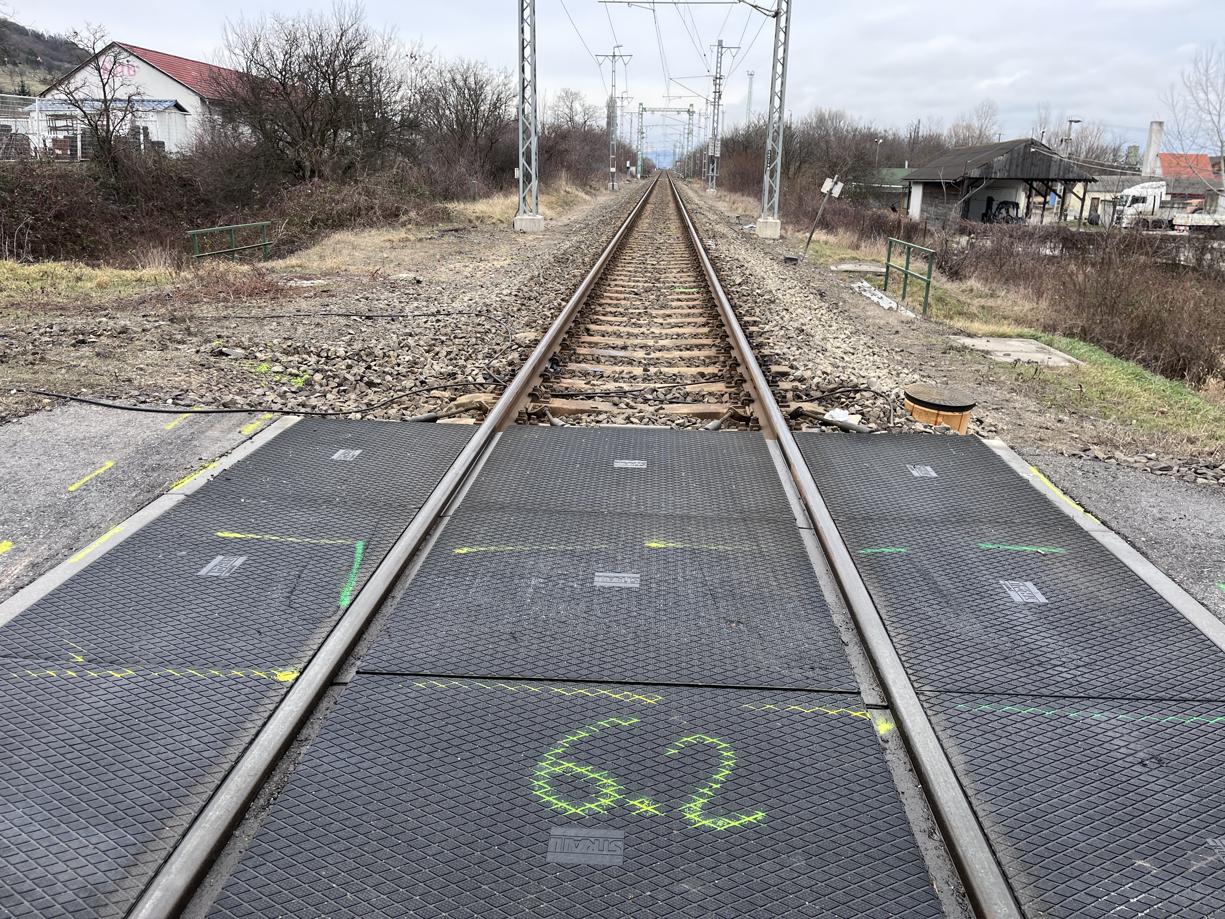 Hatalmas baleset: autó és vonat ütközött Tiszaalpáron