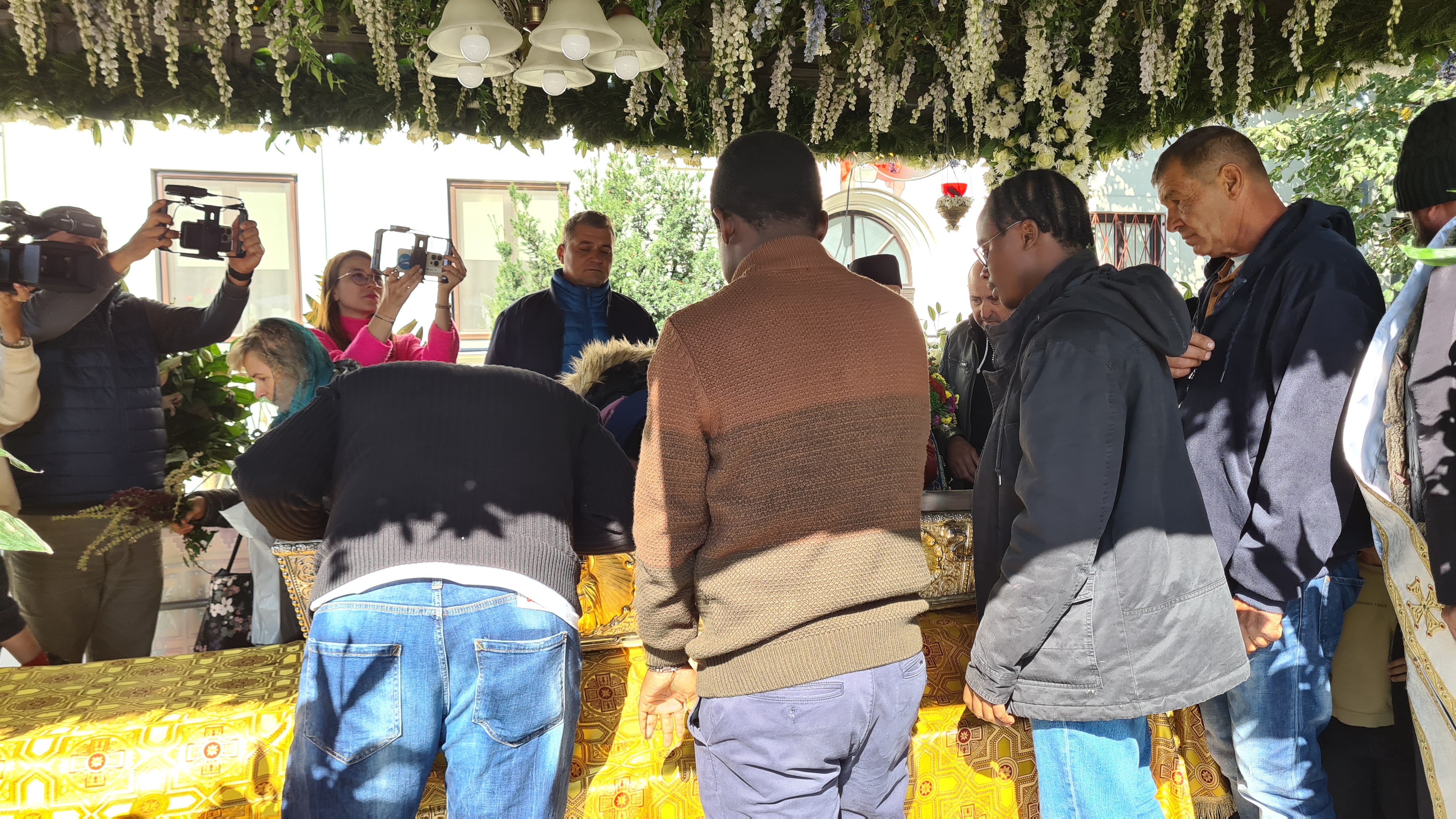 REPORTAJ. Cum au ajuns trei studenți africani voluntari la pelerinajul Sfintei Parascheva. Unul e botezat ortodox pe Masivul Ceahlău. „Nu poți sta în apropiere de sfintele moaște și să nu te schimbi”