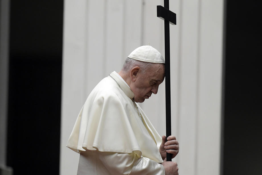 Papa Francisc a oficiat rugăciunea Calea Crucii, fără credincioși în Piața San Pietro. Înainte sunase în direct la TV