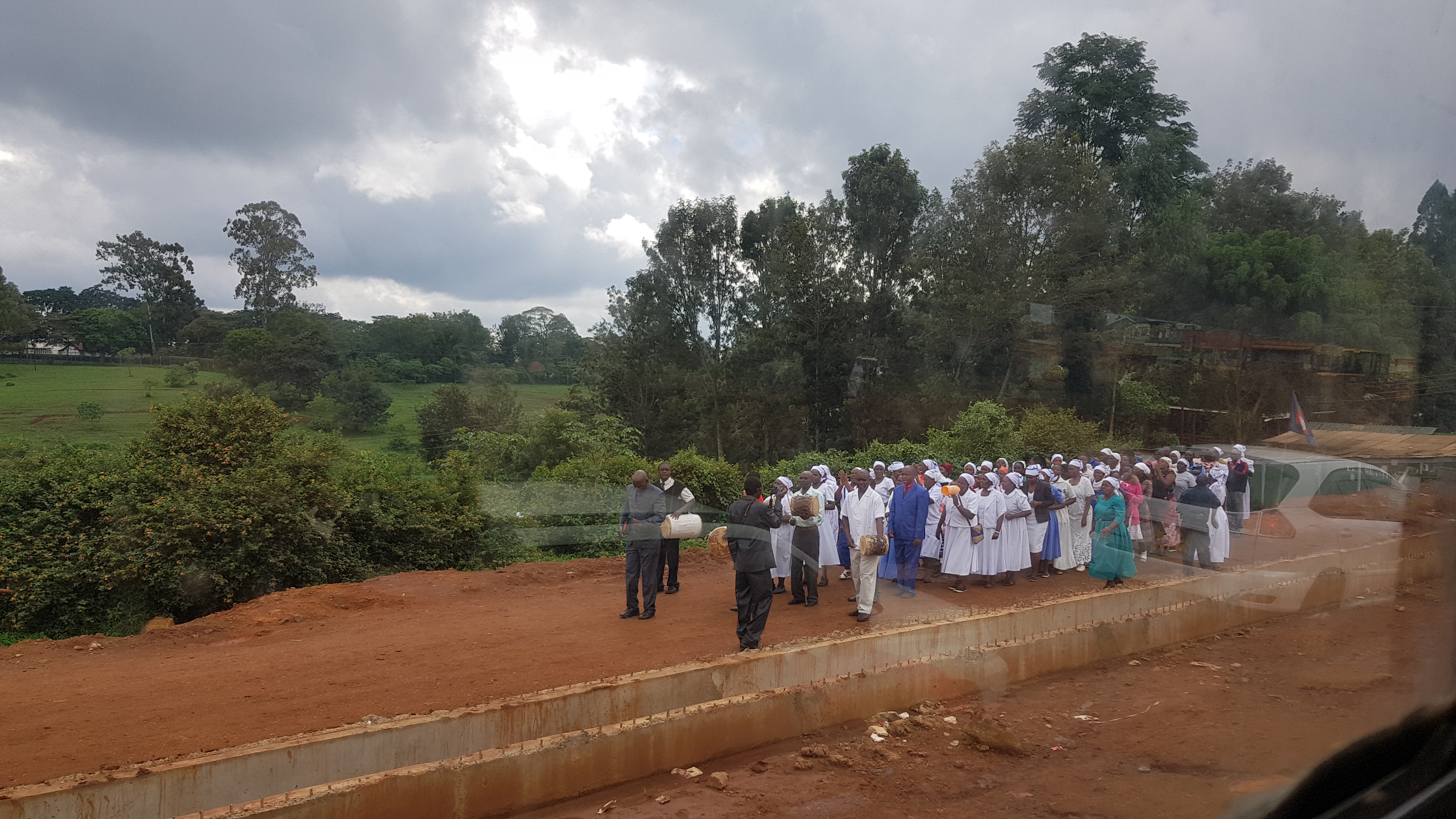 GALERIE FOTO | «Am votat ca să pot urla»! Motivația fabuloasă a lui Bogdan Dovleac, românul care a parcurs duminică 690 de km, în Africa, până la urne