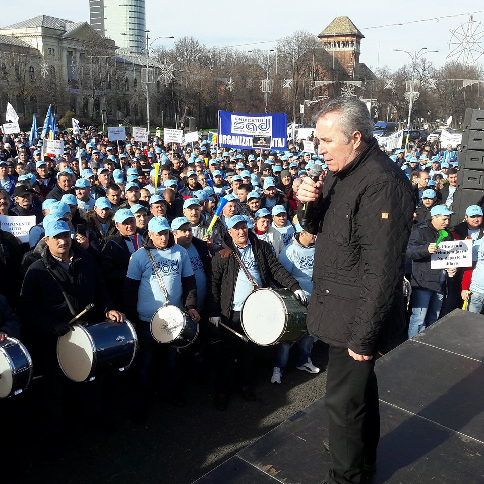 FOTO&VIDEO/ Circa 2.000 de sindicaliștii de la Dacia și BNS Argeș protestează, marți, în Piața Victoriei