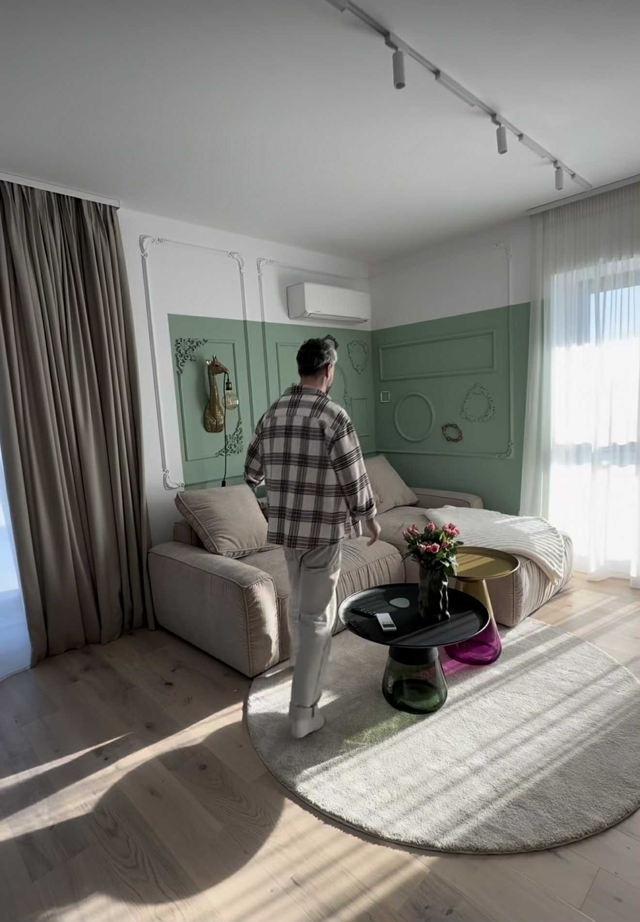 Imagini din apartamentul de lux în care locuiește Radu Bucălae cu soția. Mobila e făcută la comandă, la sfatul designerilor de interior