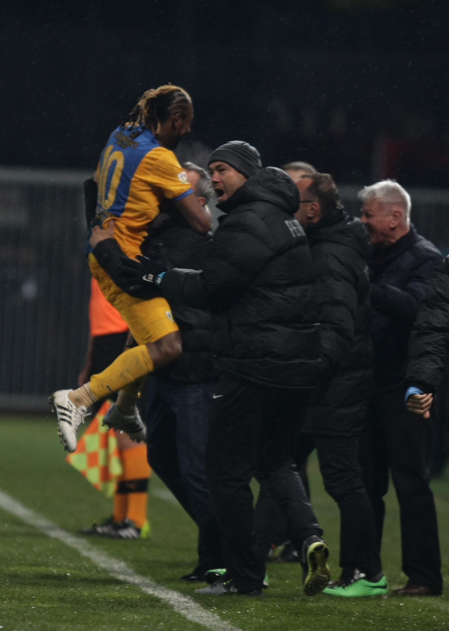 Cupa României, semifinale: PETROLUL - STEAUA 1-1. Arbitru ComănesKO / VIDEO