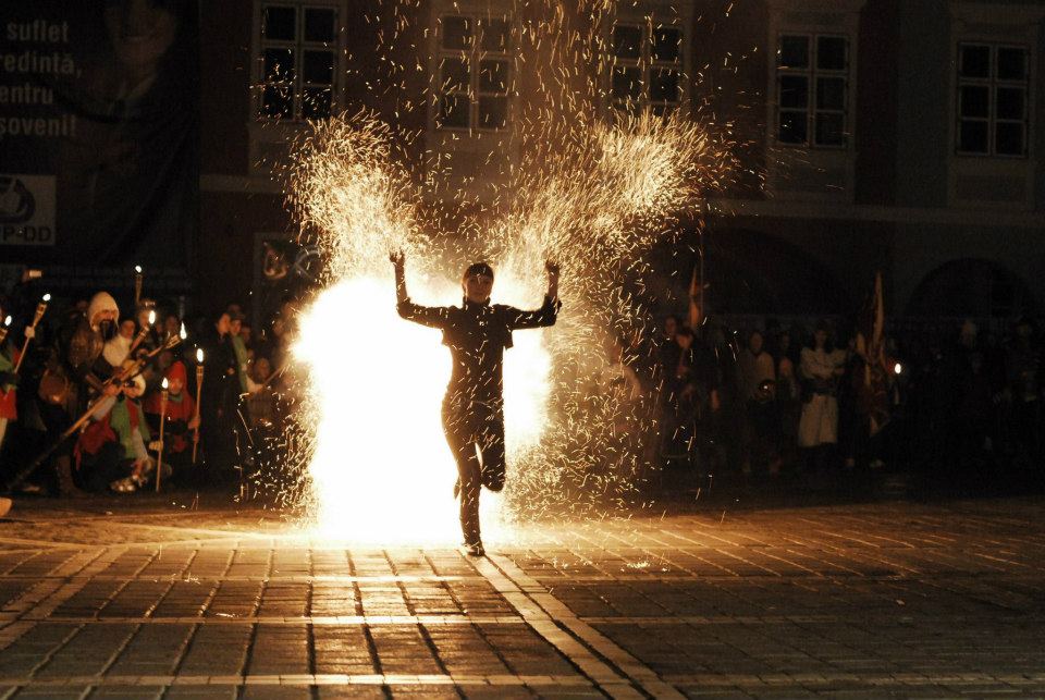 REPORTAJ: Jonglează cu focul. 12 brașoveni fac spectacol la festivalurile medievale și aduc în scenă sicrie sau butoaie de motorină din care taie cu flexul/ GALERIE FOTO