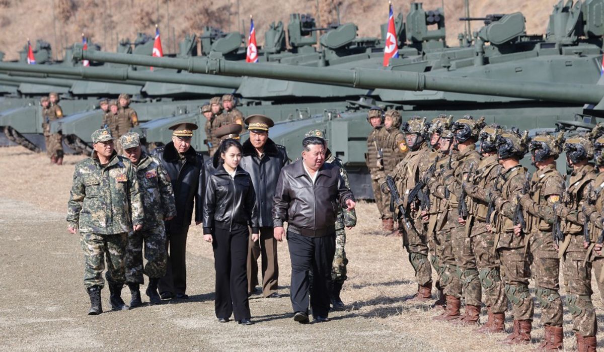 Fiica lui Kim Jong-un a condus un tanc, în timp ce liderul nord-coreean îi dădea indicații zâmbind