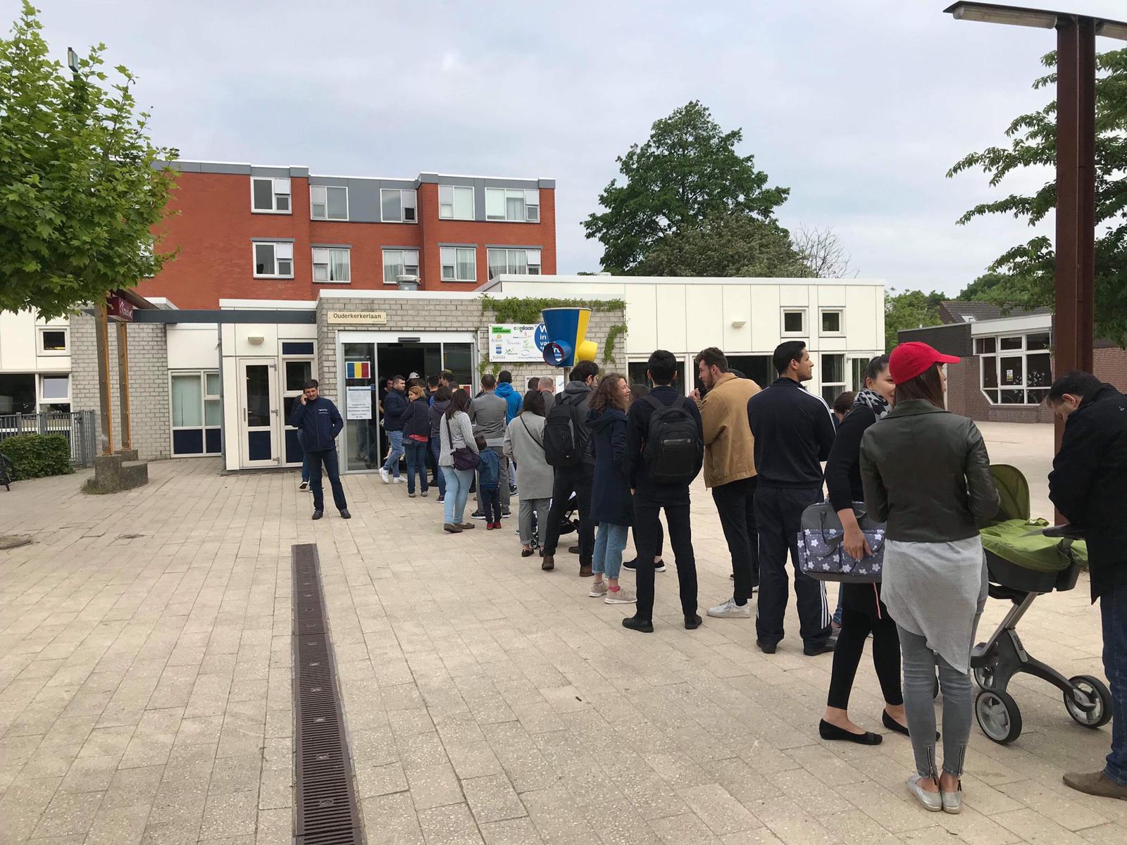 FOTO, VIDEO | Imagini incredibile la Londra: coadă interminabilă la secția de votare din cartierul botezat „Little Romania”! Mobilizare exemplară a diasporei și în Germania, Italia, Olanda și Belgia