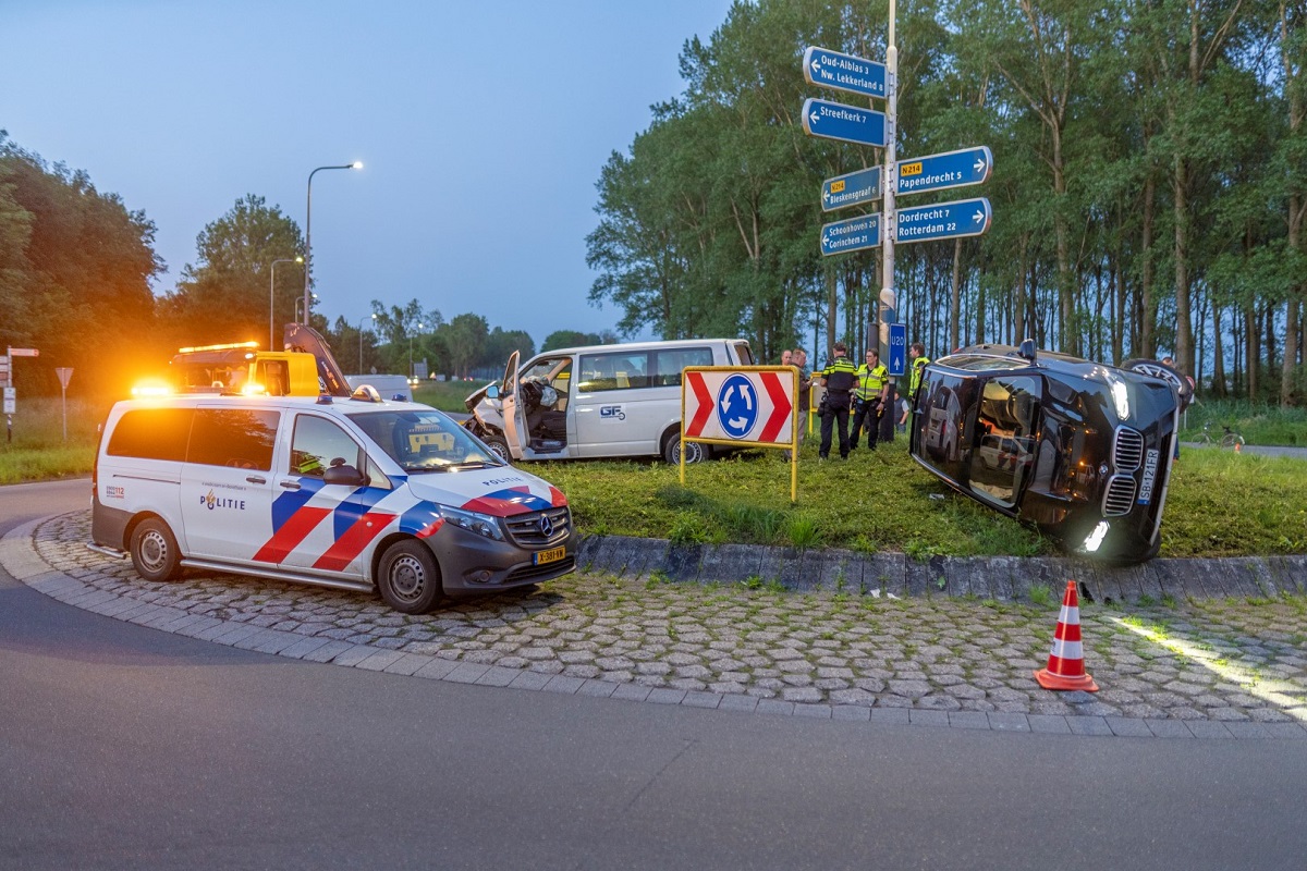 Șofer român de dubă arestat, după ce a răsturnat un BMW X6 într-un sens giratoriu din Olanda