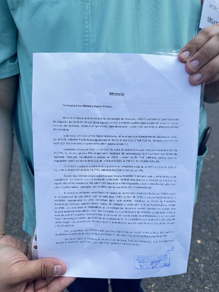 Protest al medicilor din cadrul ambulatoriilor de specialitate în fața Guvernului. Ce nemulțumiri au