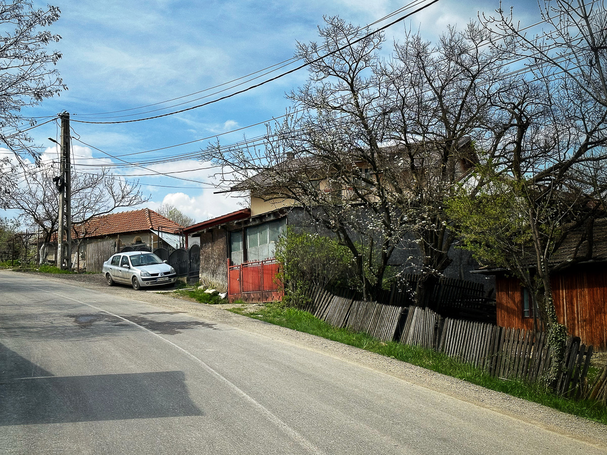REPORTAJ. Ce spun părinții elevilor de la școala din Prahova care au fost filmați în timp ce simulau acte sexuale în prezența profesoarei de engleză: „Telefoanele sunt de vină!”