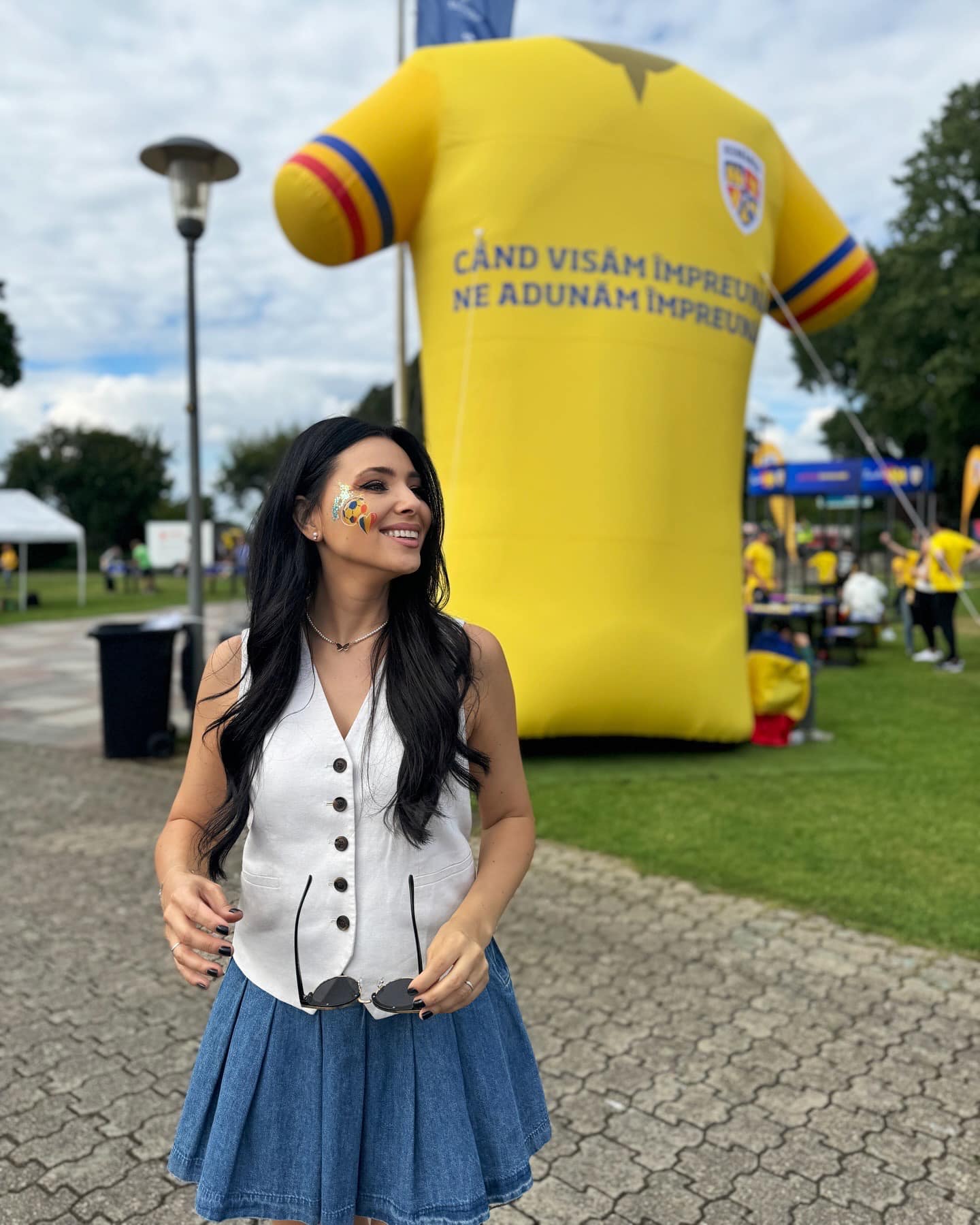 EURO 2024. Cum au apărut Andreea Esca și Corina Caragea la meciul România - Belgia. Prezentatoarele au sărit și scandat cu suporterii