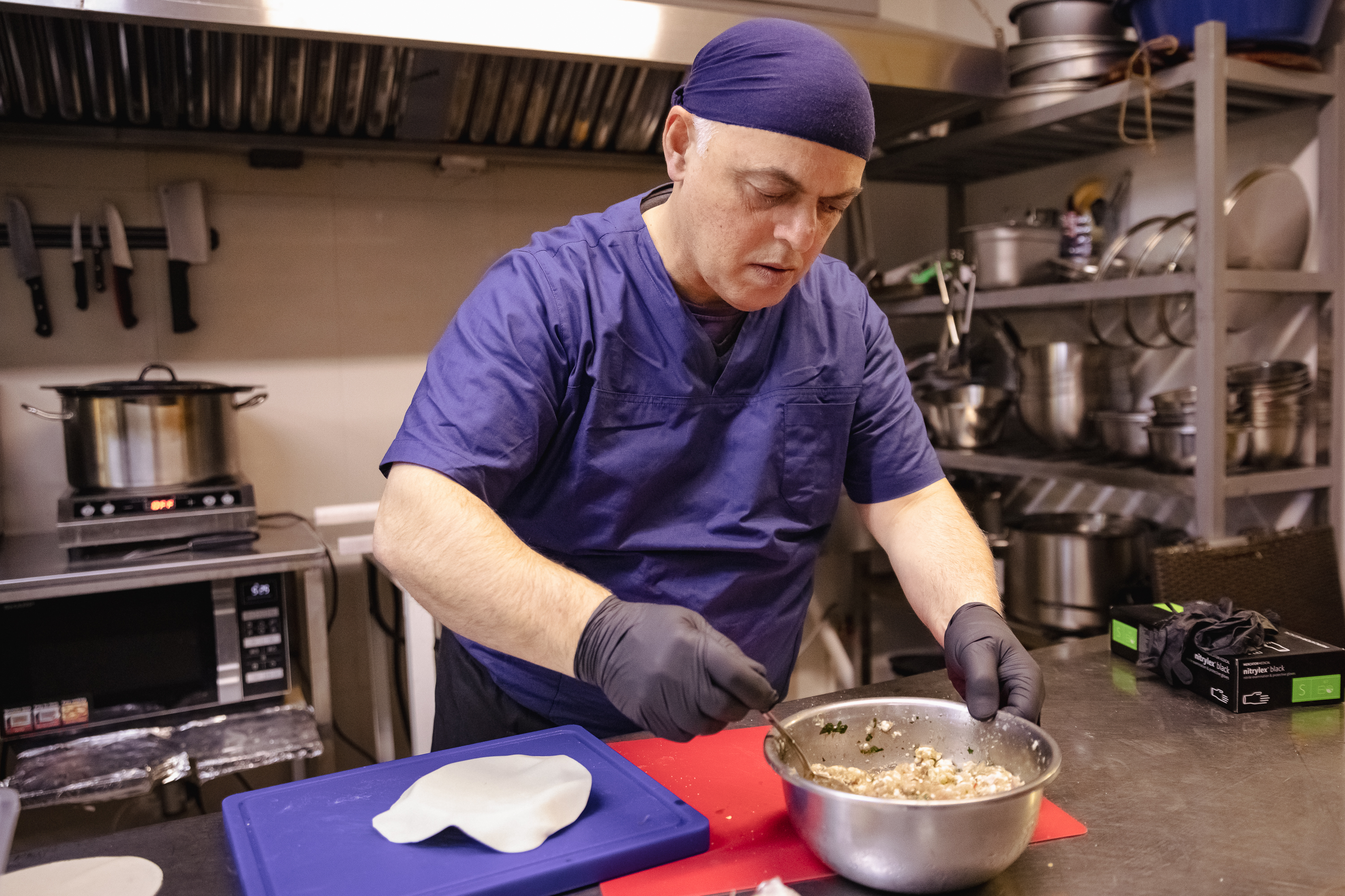 „Românii au încă probleme cu ospitalitatea. La bucătărie și servicii mai aveți de lucru”. Interviu cu un venerabil șef de restaurante venit la București să deschidă un local. La el a mâncat și Putin