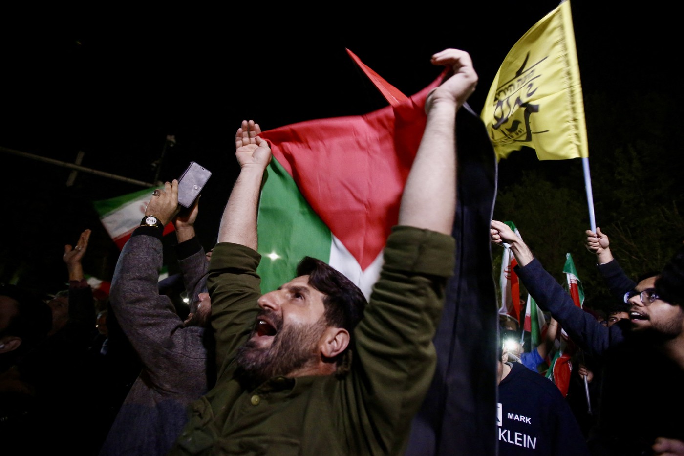 Mii de iranieni au ieșit în stradă să sărbătorească atacul asupra Israelului. Ce au scandat oamenii
