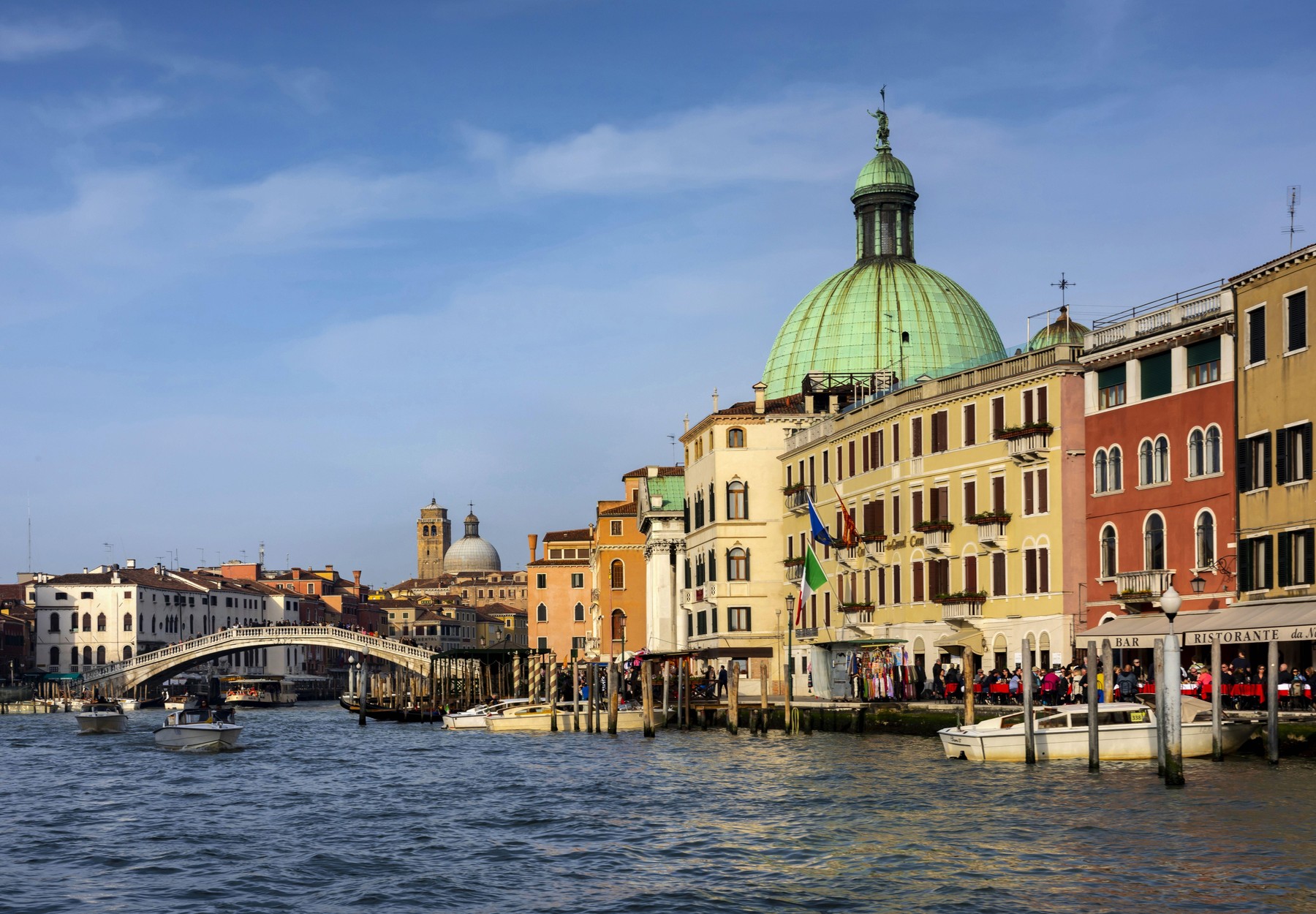 Veneția, orașul celor 118 insule din laguna venețiană, oferă plimbări cu gondola pentru doar 2 euro