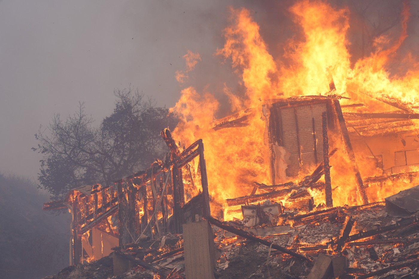 Bilanţul incendiilor de proporții din California a ajuns la 24 de morţi. Vântul violent amenință să întețească focul