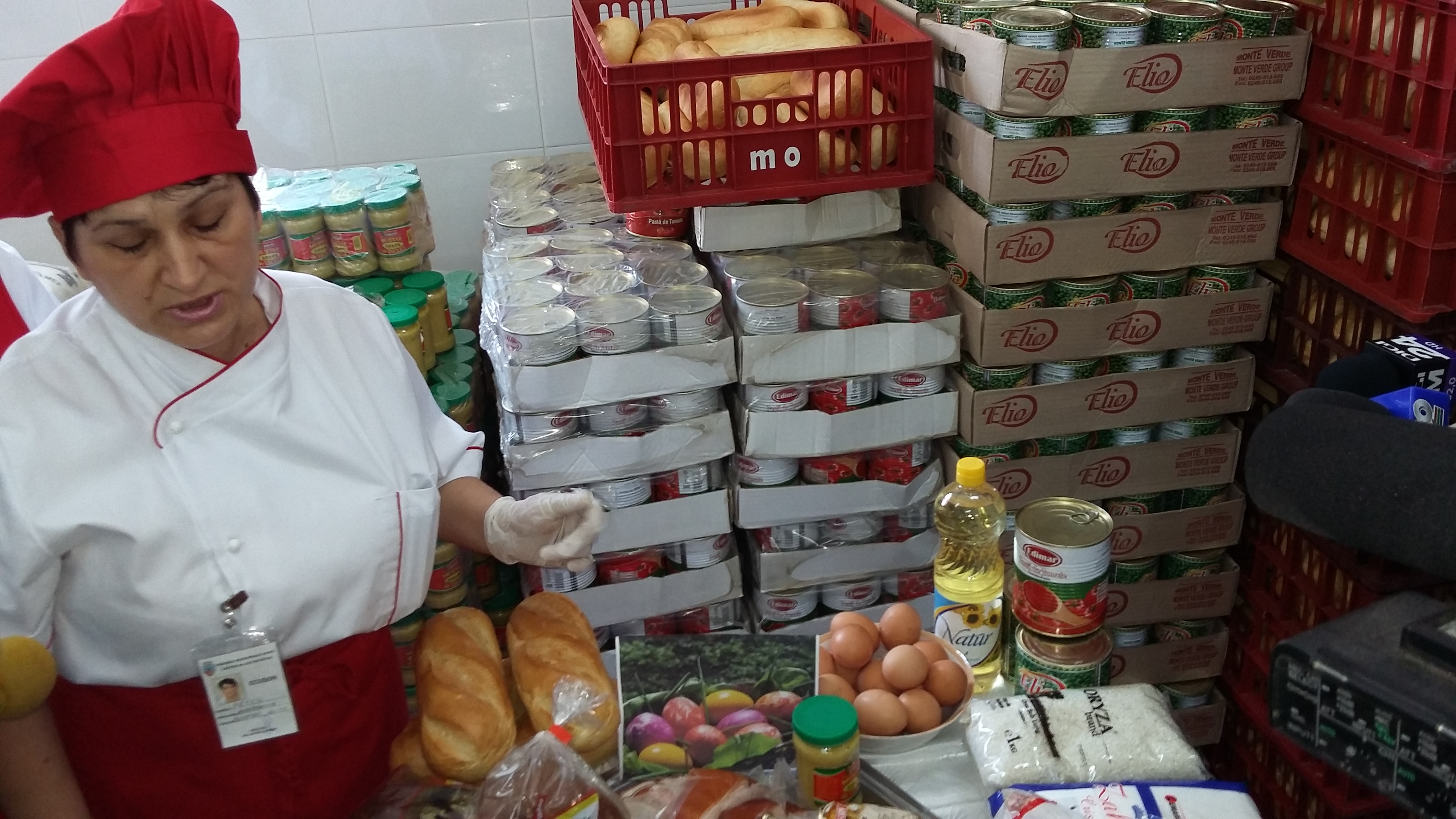 Săracii din Galați au primit pachete pentru Paște! ”Doar așa mai mănâncă micuții ciocolată” | GALERIE FOTO