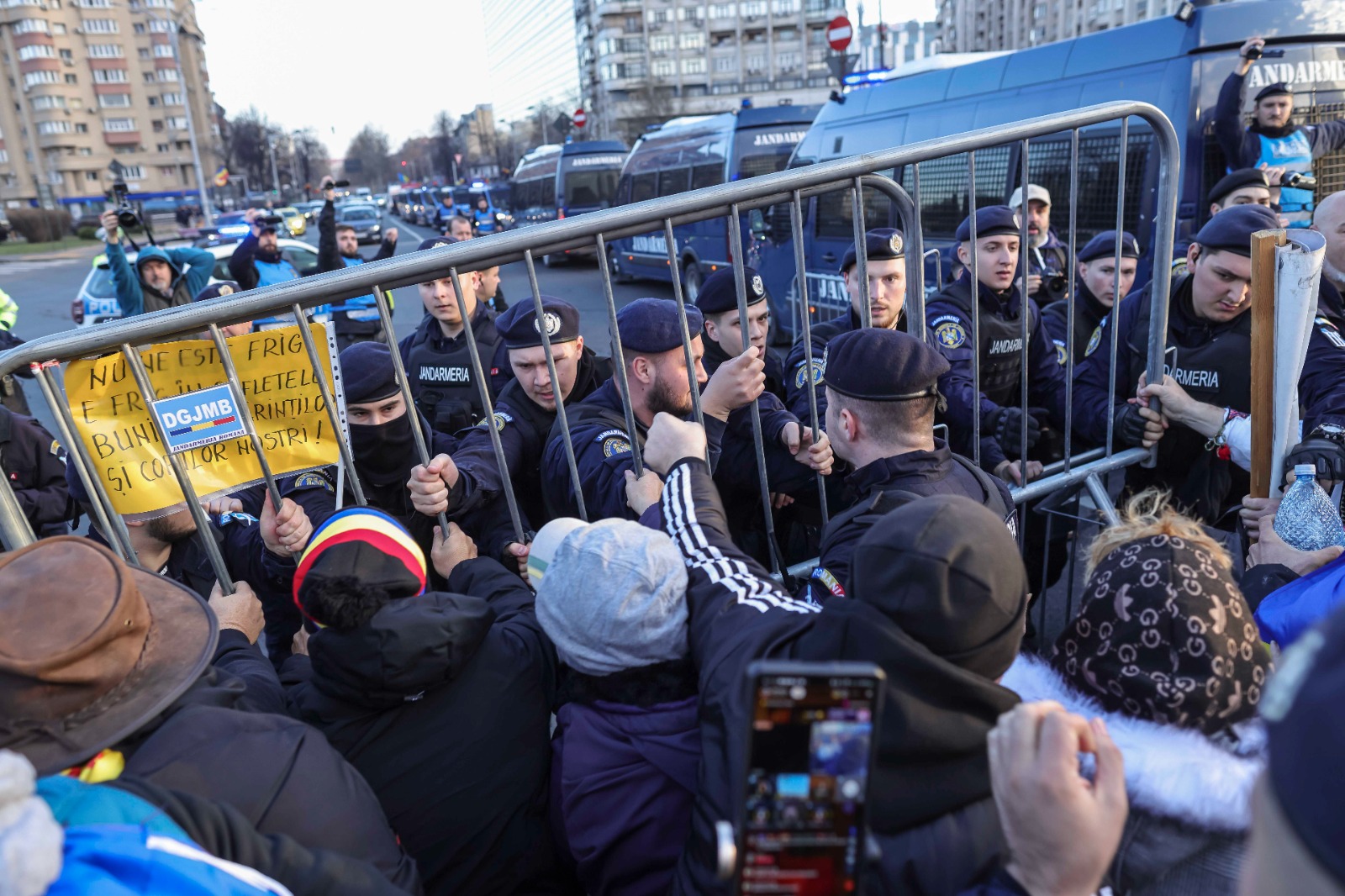 Susținătorii lui Călin Georgescu s-au îmbrâncit cu jandarmii în Piața Victoriei și au aruncat cu petarde și obiecte metalice. Ce amenzi s-au dat