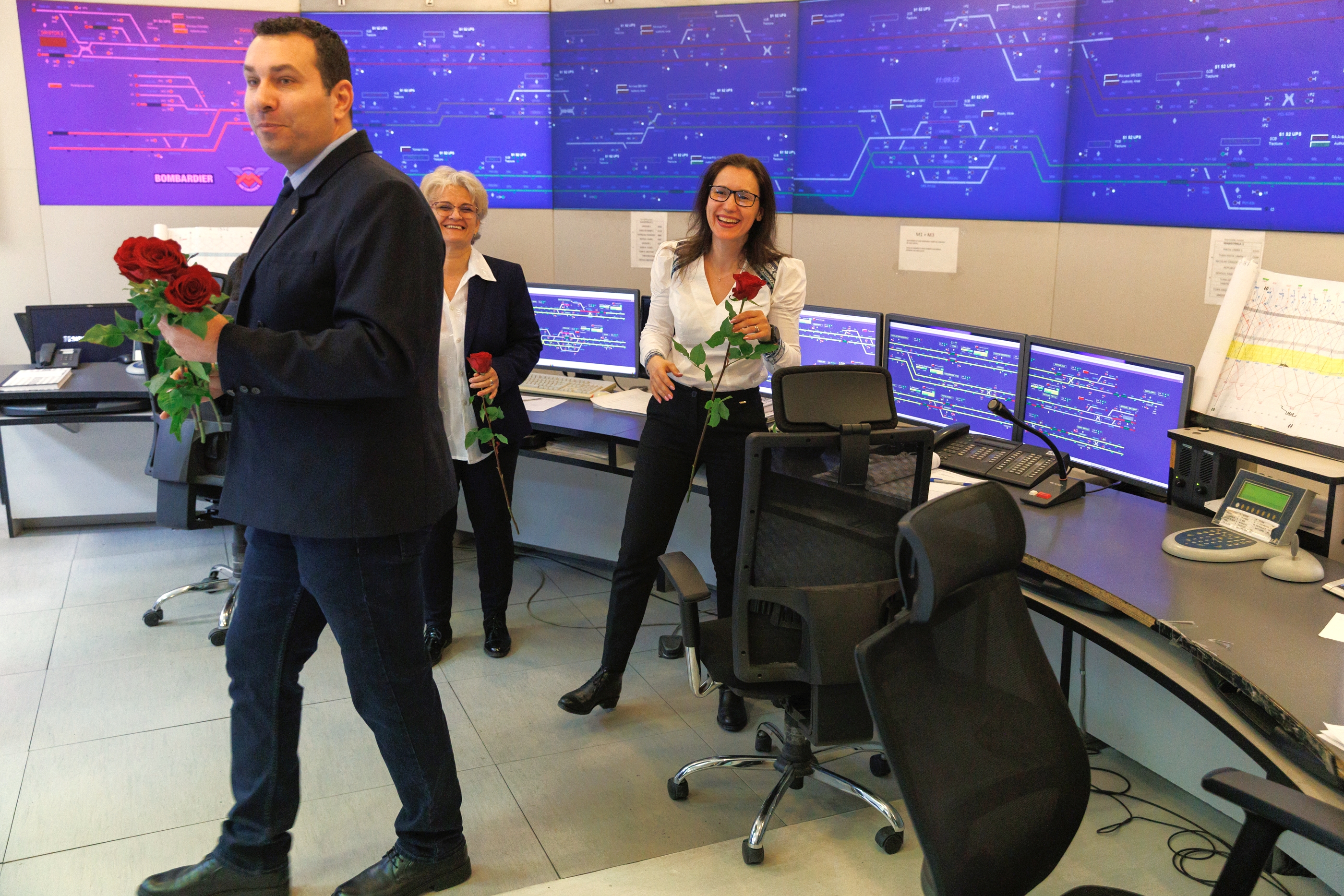 Patru femei din centrul de comandă al metroului bucureștean vorbesc despre pasiunea lor pentru profesie: „Avem o responsabilitate mare, nu ne jucăm cu trenulețele”