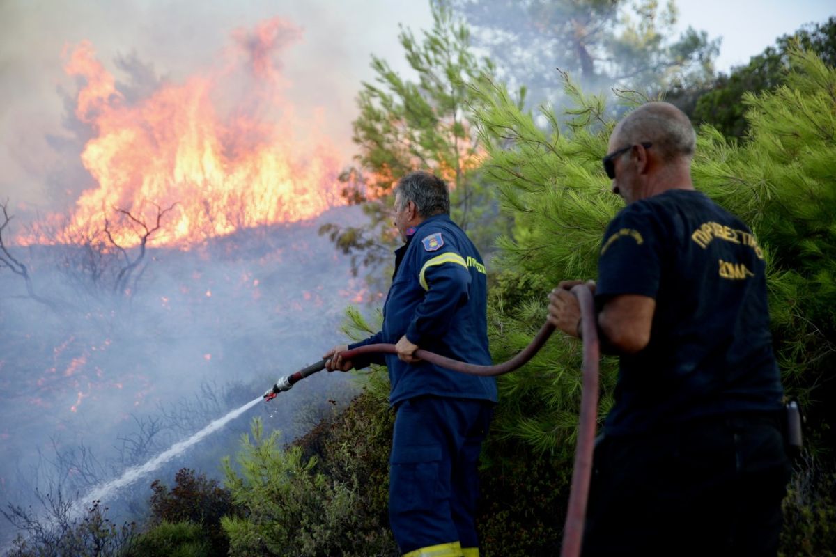 Grecia arde: incendii pe Rodos, Corfu, Evia, lângă Atena și în Peloponez. „A fost panică. Autoritățile au fost copleșite”