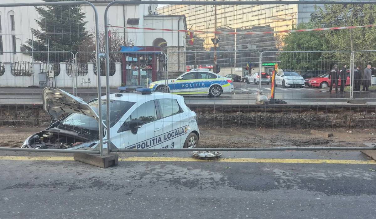 Mașină a Poliției Locale Sector 3 din București, subiect de glume pe internet după ce a rămas împotmolită pe șantierul de pe Bulevardul Basarabia: „Cine îi amendează pentru parcare neregulamentară?”
