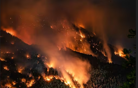 Incendiu masiv în Alpii Elvețieni, aproape de ghețarul Aletsch. Focul arde de aproape 24 de ore, mai multe sate au fost evacuate, armata a trimis elicoptere